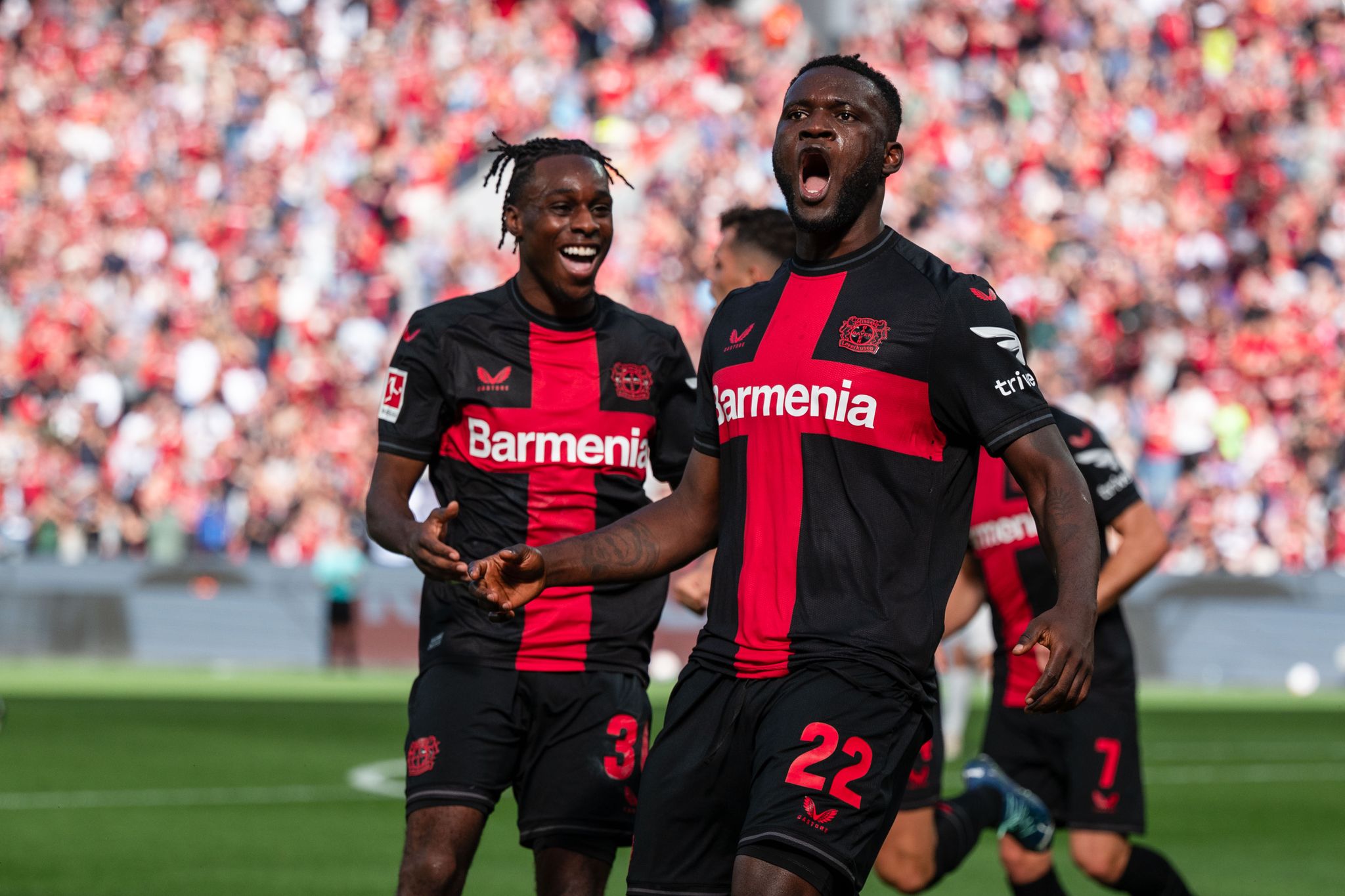 Doppelpacker Victor Boniface (r) Und Jeremie Frimpong Jubeln Nach Dem Treffer Zur 1:0 Führung.