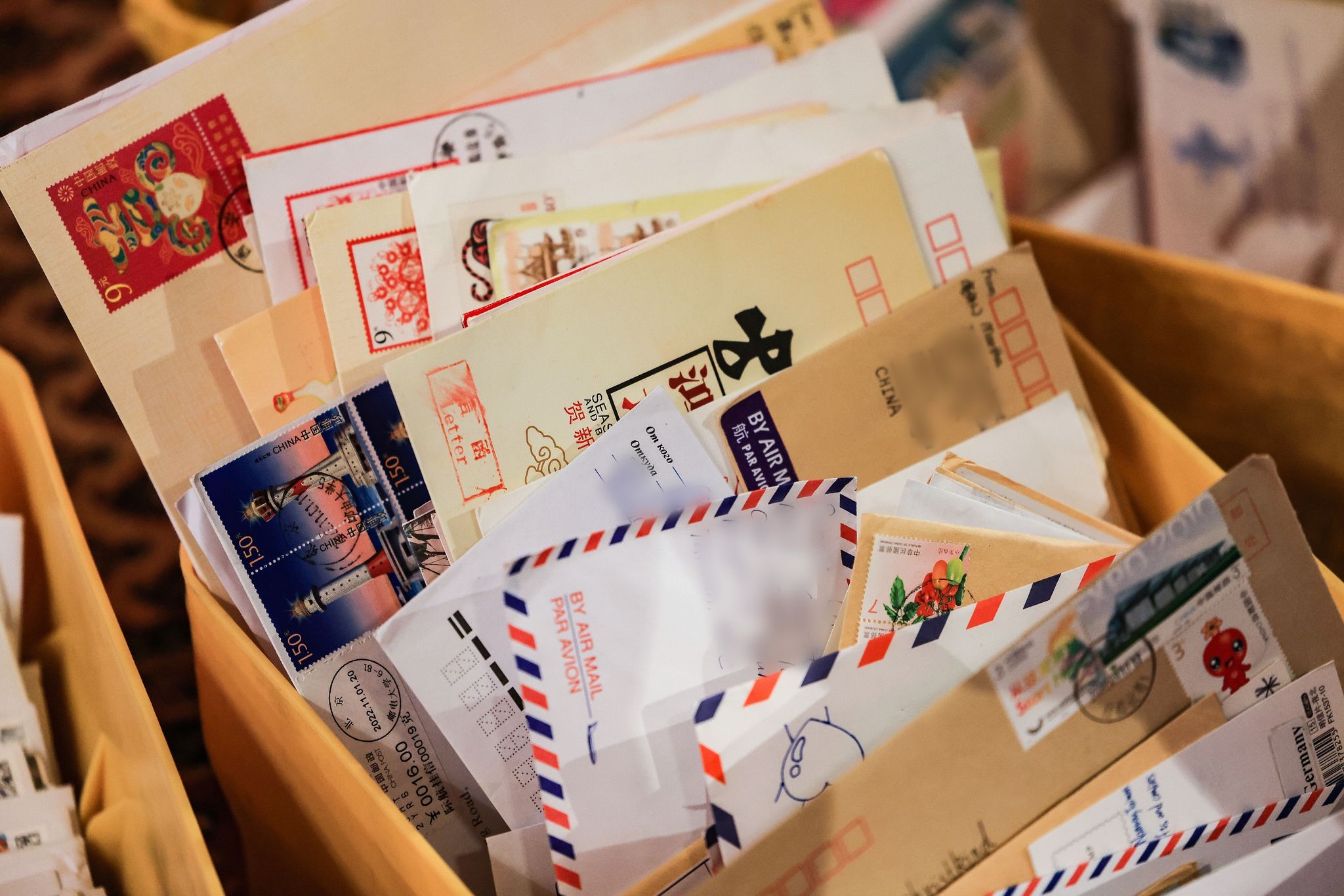 Briefe Aus Aller Welt Sind In Der Christkindpostfiliale Der Deutschen Post Eingegangen.