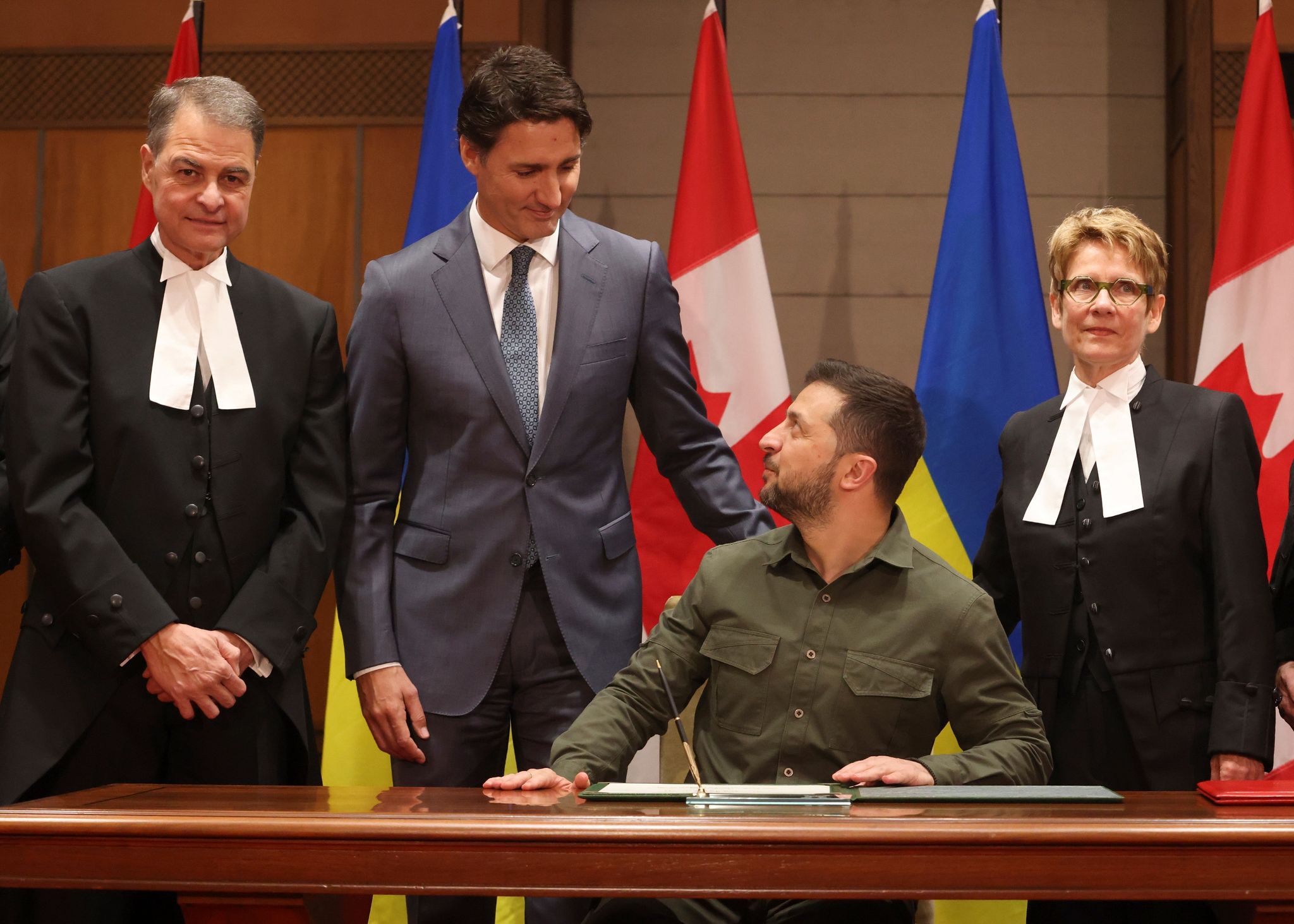Kanadas Parlamentspräsident Anthony Rota (l-r), Premierminister Justin Trudeau, Der Ukrainische Präsident Wolodymyr Selenskyj Und Raymonde Gagne, Sprecherin Des Kanadischen Senats, Haben Sich Ottawa Für Gespräche Getroffen.