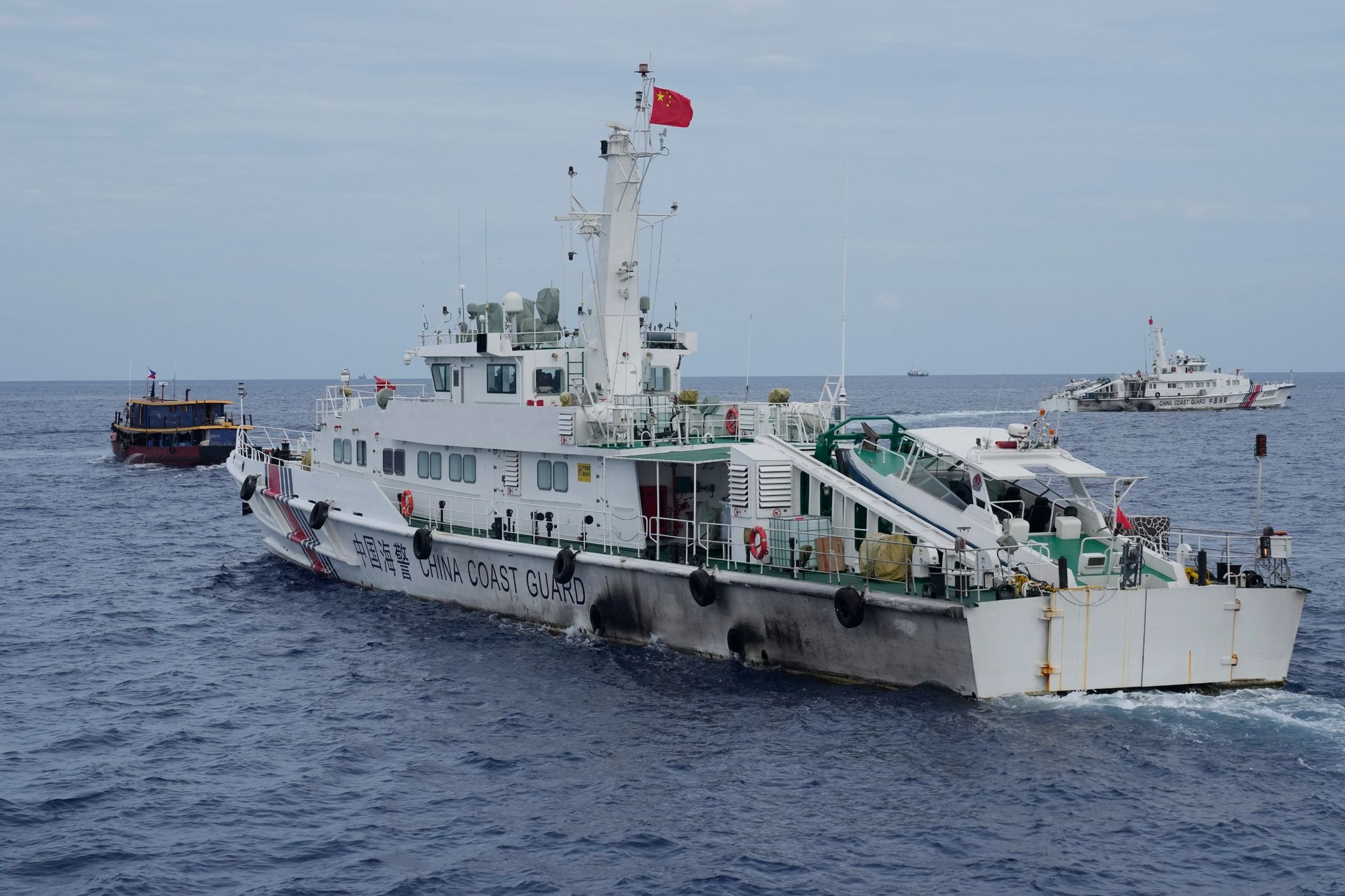China Und Die Philippinen Haben Nicht Zum Ersten Mal Ärger: Ein Schiff Der Chinesischen Küstenwache Versucht Hier Im August, Einem Philippinischen Versorgungsschiff (l) Den Weg Zu Versperren.