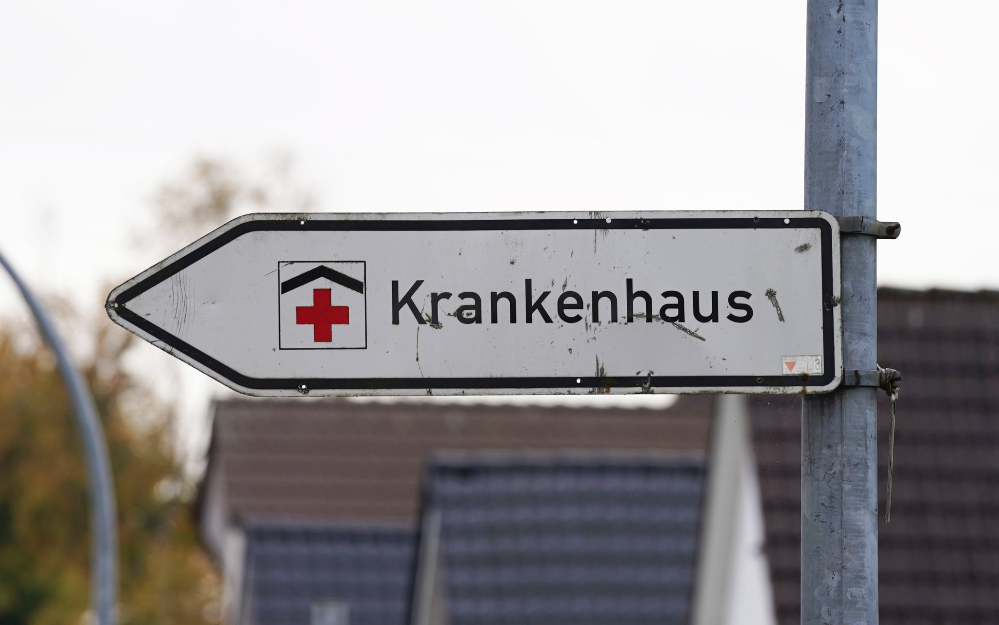 Ein Hinweisschild Mit Der Aufschrift «Krankenhaus» Weist Den Weg Zur Klinik.