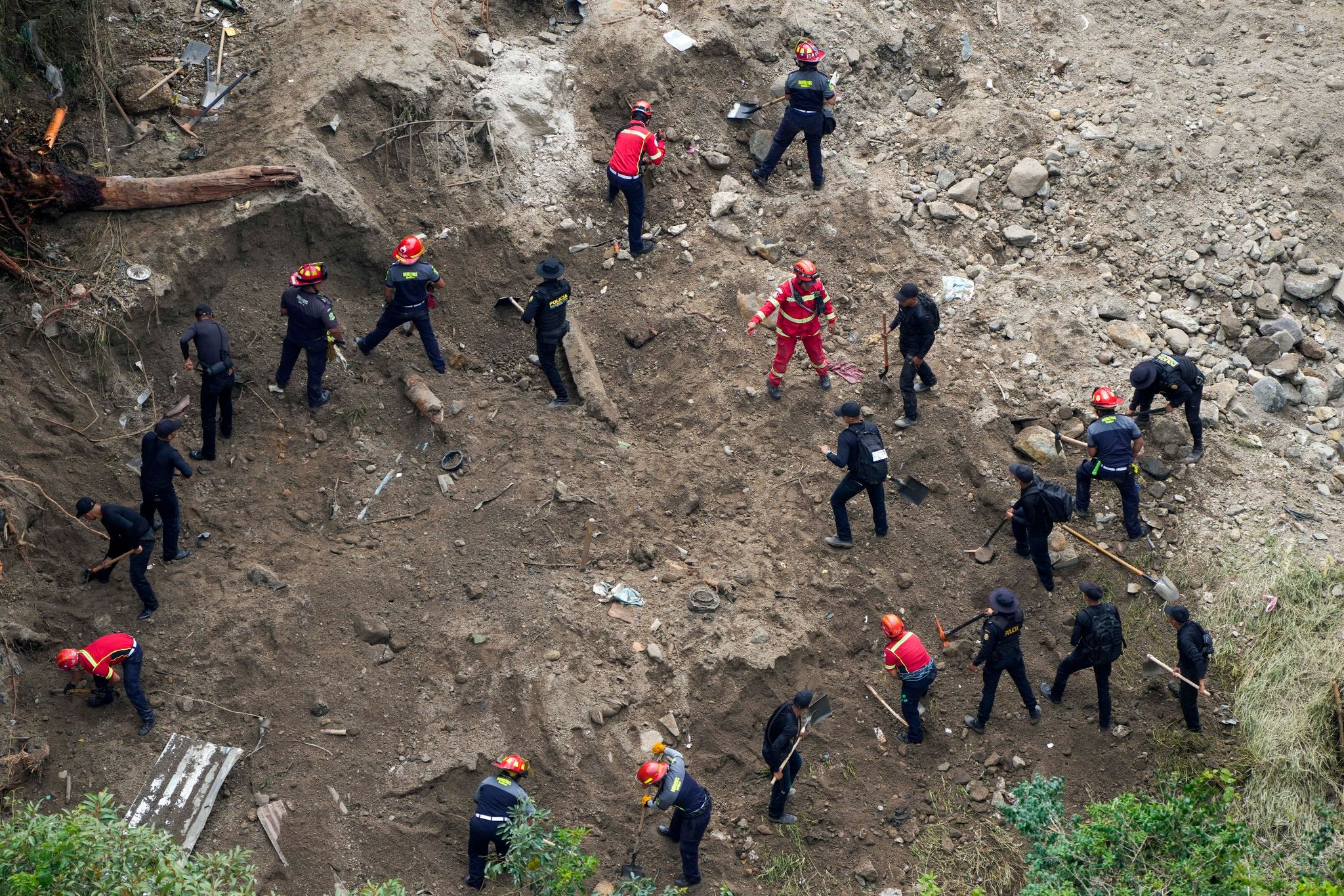 Polizisten Und Feuerwehrleute Suchen Nach Überlebenden In Guatemala-Stadt.