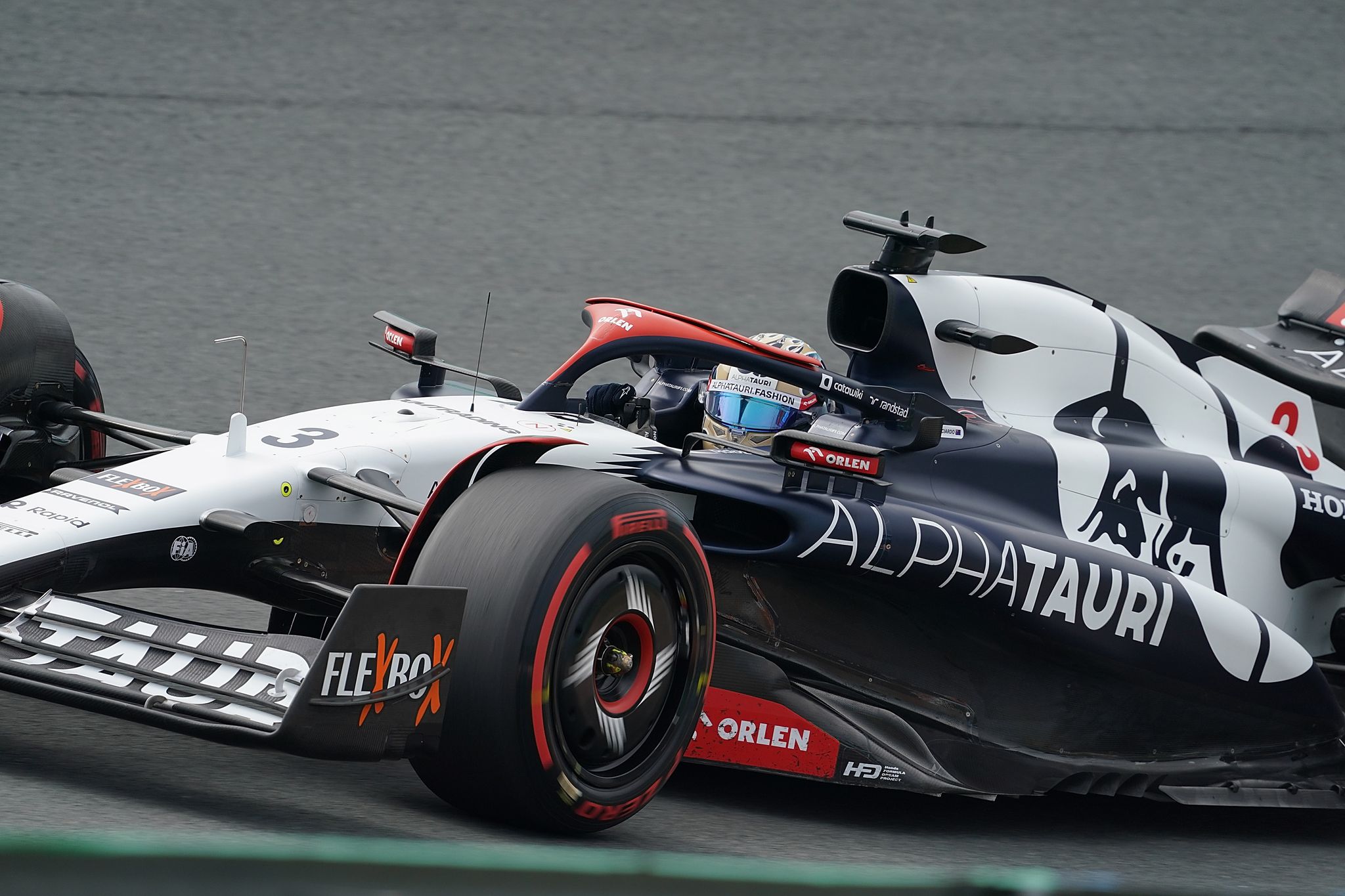 Daniel Ricciardo Aus Australien Vom Team Alpha Tauri Ist Auf Der Strecke Unterwegs.