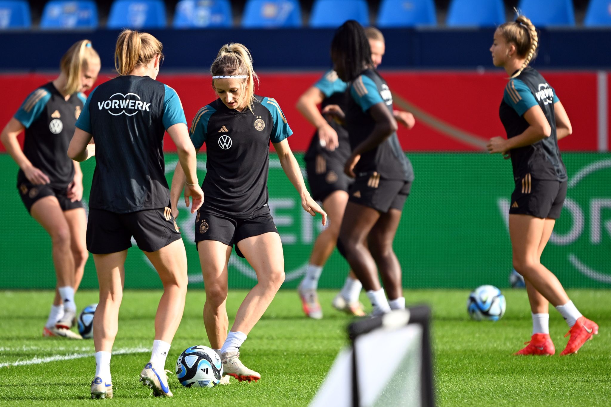 Vor Dem Spiel Gegen Island Geben Die DFB-Frauen Beim Abschlusstraining Alles.