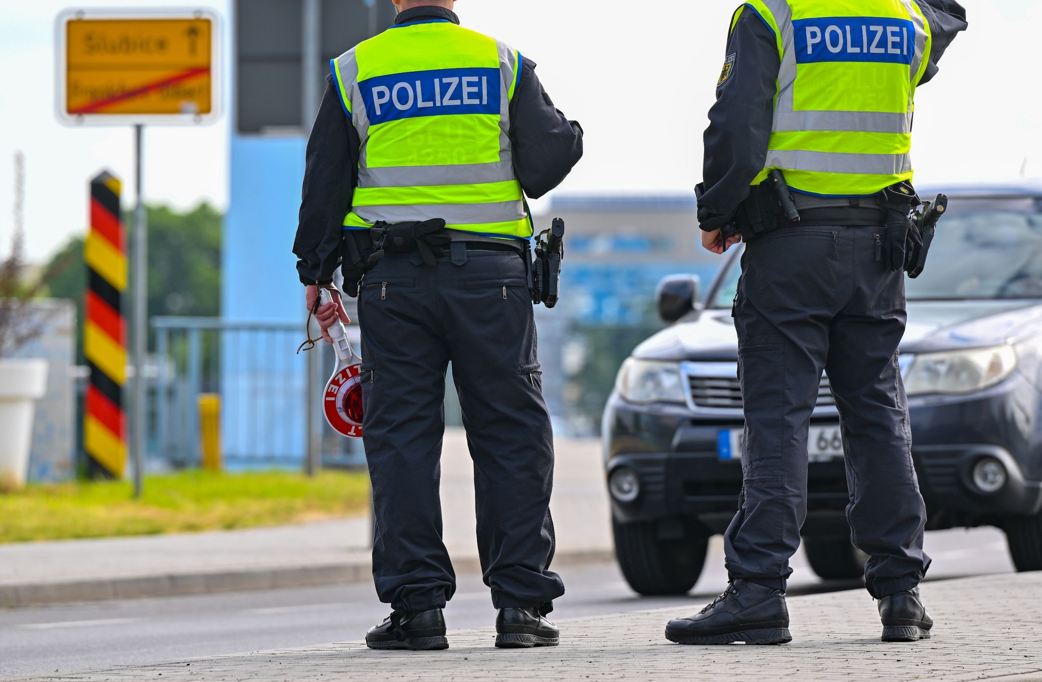 Beamte Der Bundespolizei Stehen Am Deutsch-polnischen Grenzübergang Stadtbrücke In Frankfurt (Oder).