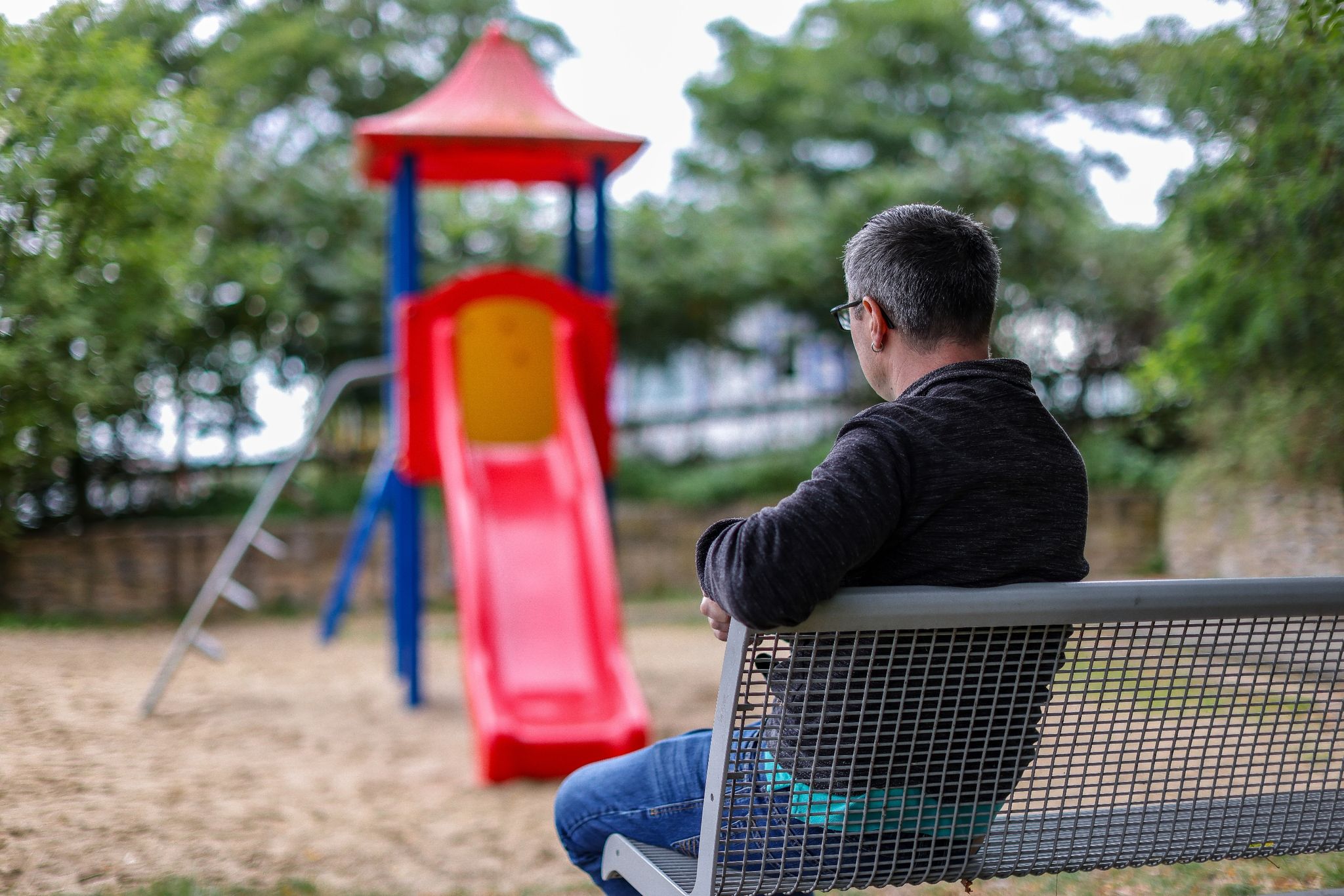 Tobias Sitzt Allein An Einem Spielplatz. Der Vater Eines Kindes Zieht Wegen Einer Vaterschaftsanfechtung Vor Das Bundesverfassungsgericht.