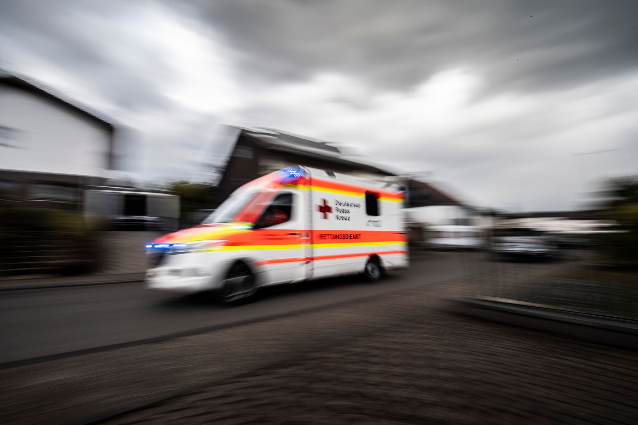 Ein Rettungswagen Fährt über Die Straße.