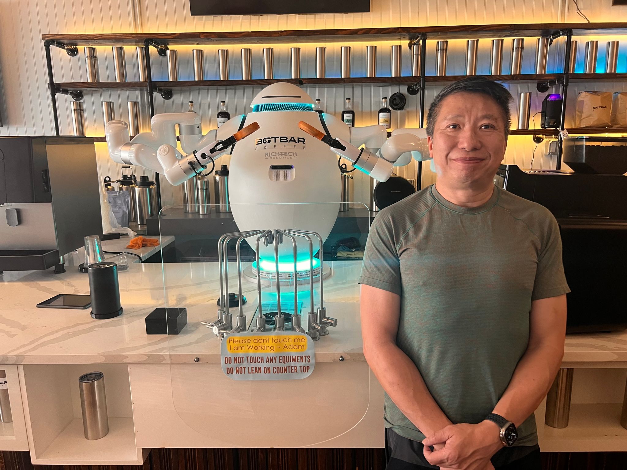 Sunny Lam Und Sein Barista Adam - Der Erste Roboter-Kaffeemacher In Der US-Ostküstenmetropole New York.
