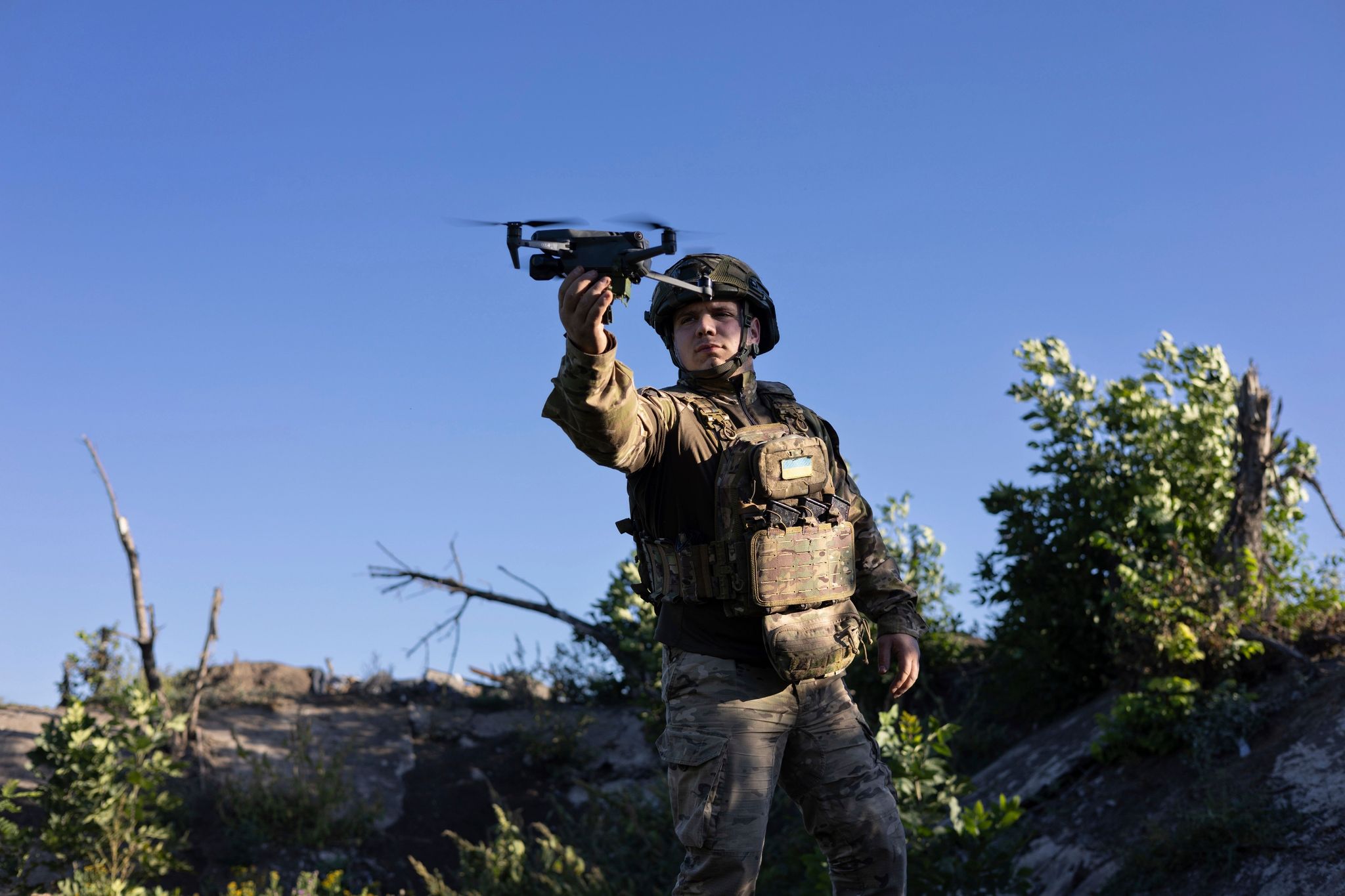 Ein Ukrainischer Soldat Startet Eine Drohne - Diese Art Von Waffe Ist Im Krieg Besonders Wichtig.