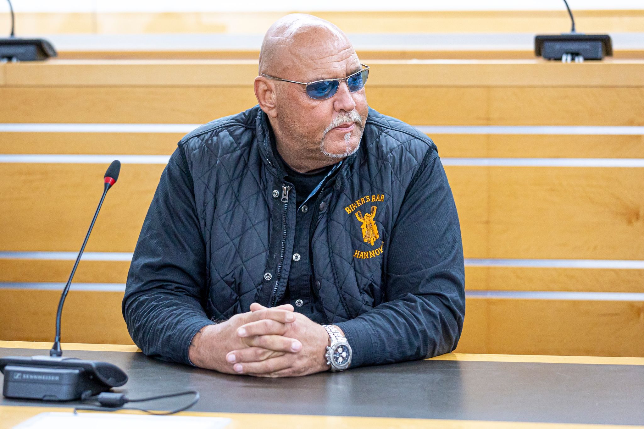 Der Frühere Rocker-Boss Frank Hanebuth Sitzt In Einem Berufungsverfahren In Einem Gerichtssaal.
