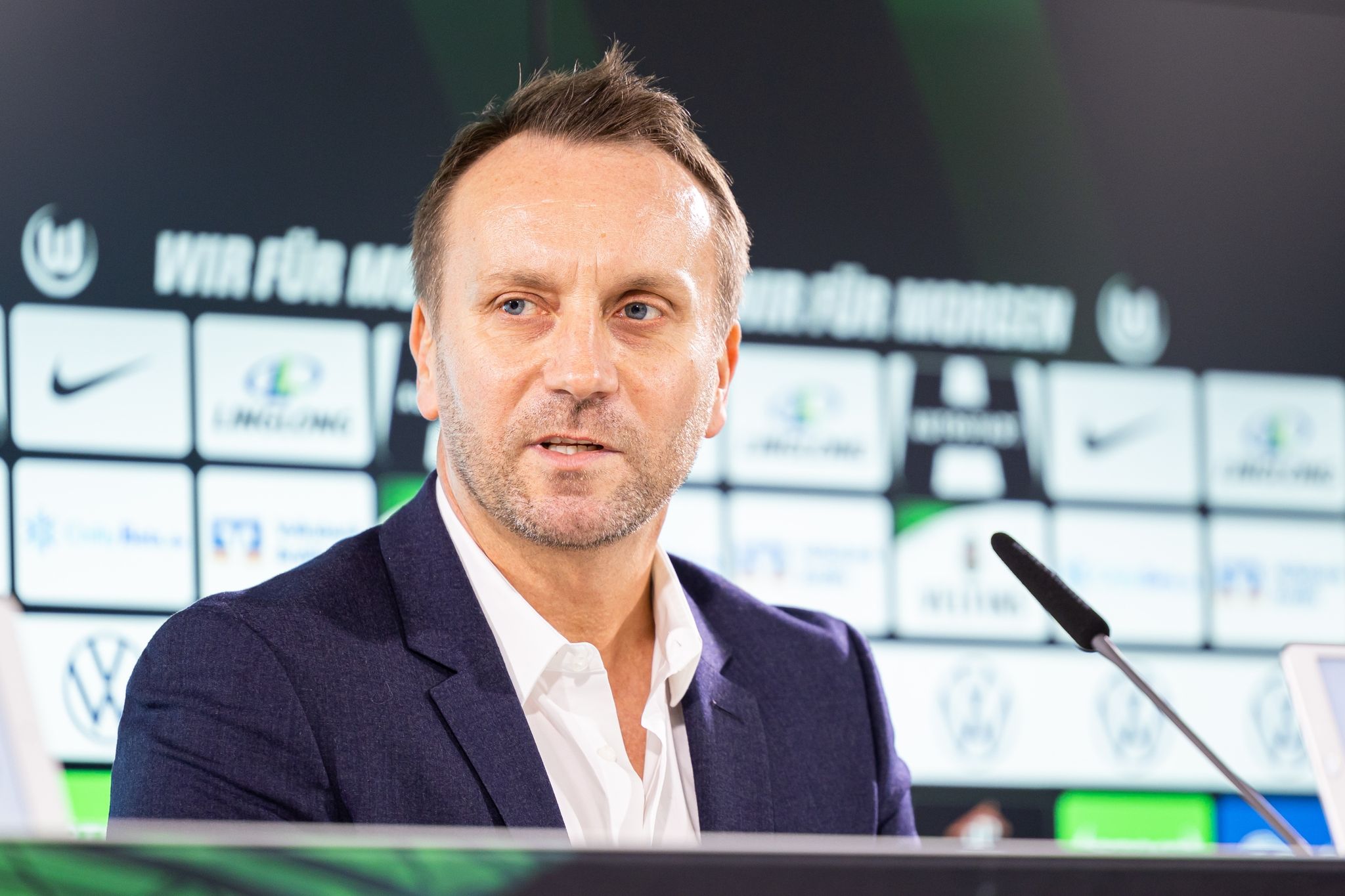 Sebastian Schindzielorz, Sportdirektor Beim VfL Wolfsburg, Spricht Während Einer Pressekonferenz.