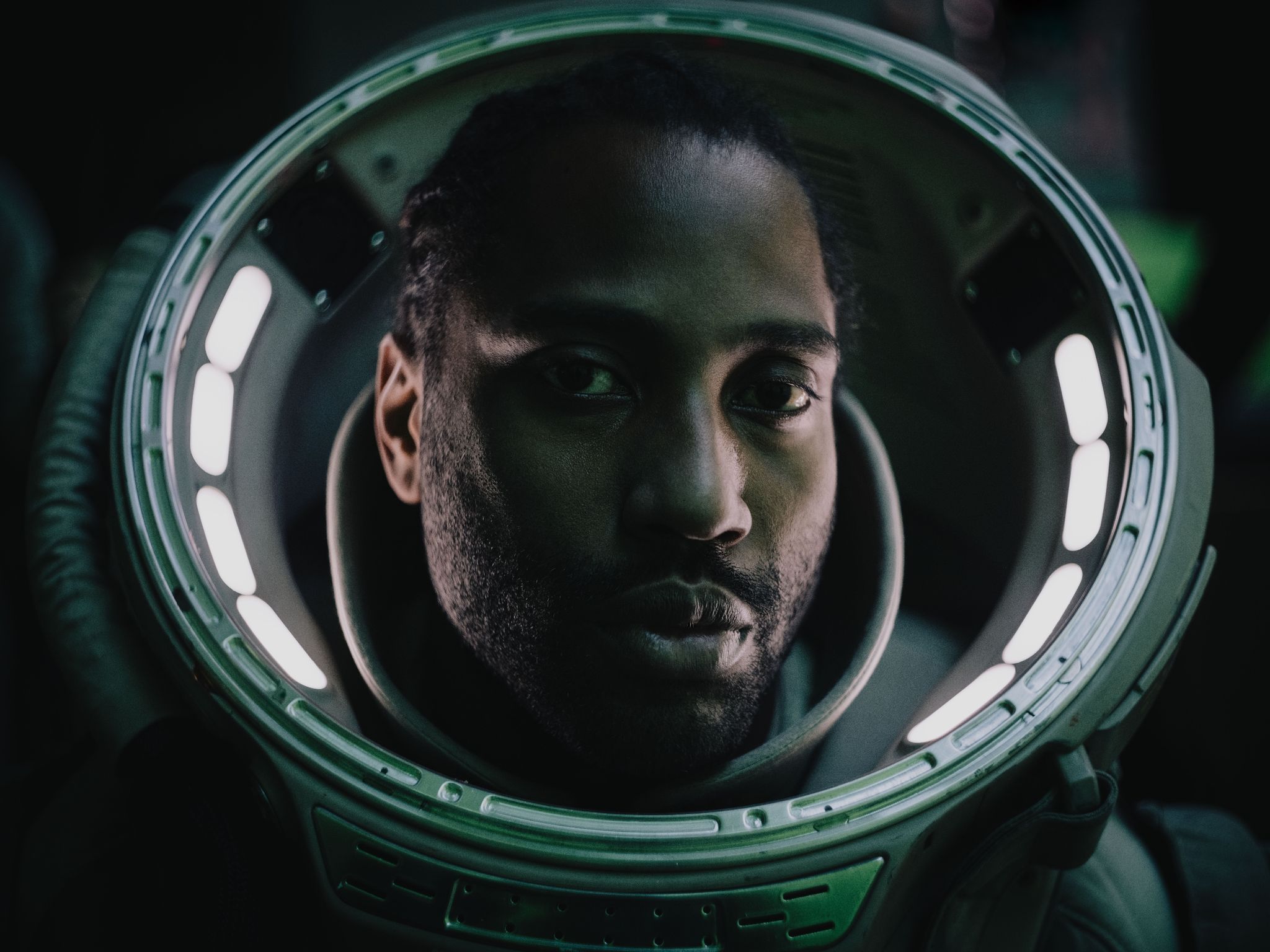 In New Asia Soll US-Spezialagent Joshua (John David Washington) Den Mysteriösen KI-Architekten Nirmata Finden.