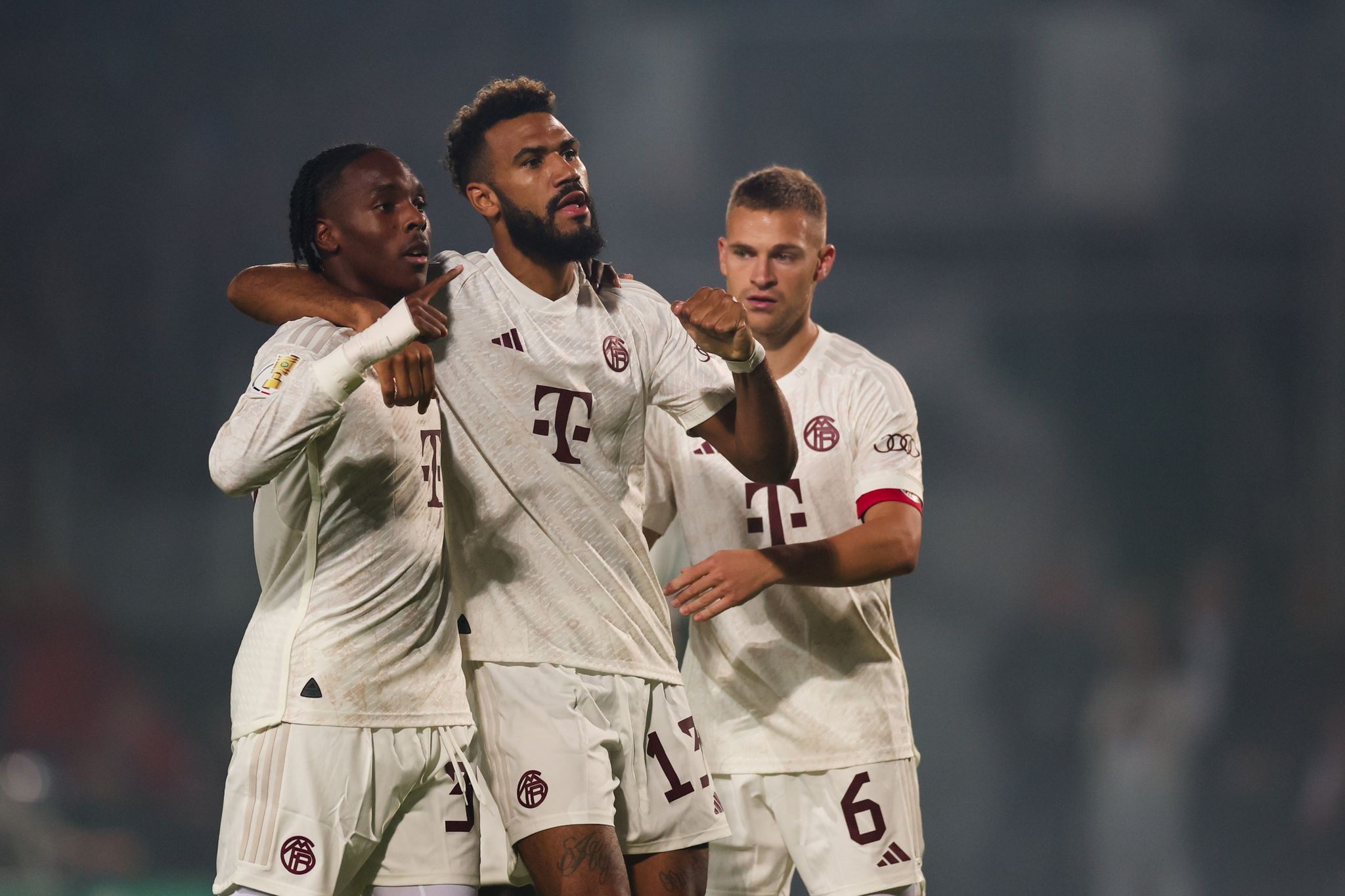 Eric Maxim Choupo-Moting (M) Feiert Seinen Treffer Zum 0:1 Mit Mathys Tel (l) Und Joshua Kimmich (r).