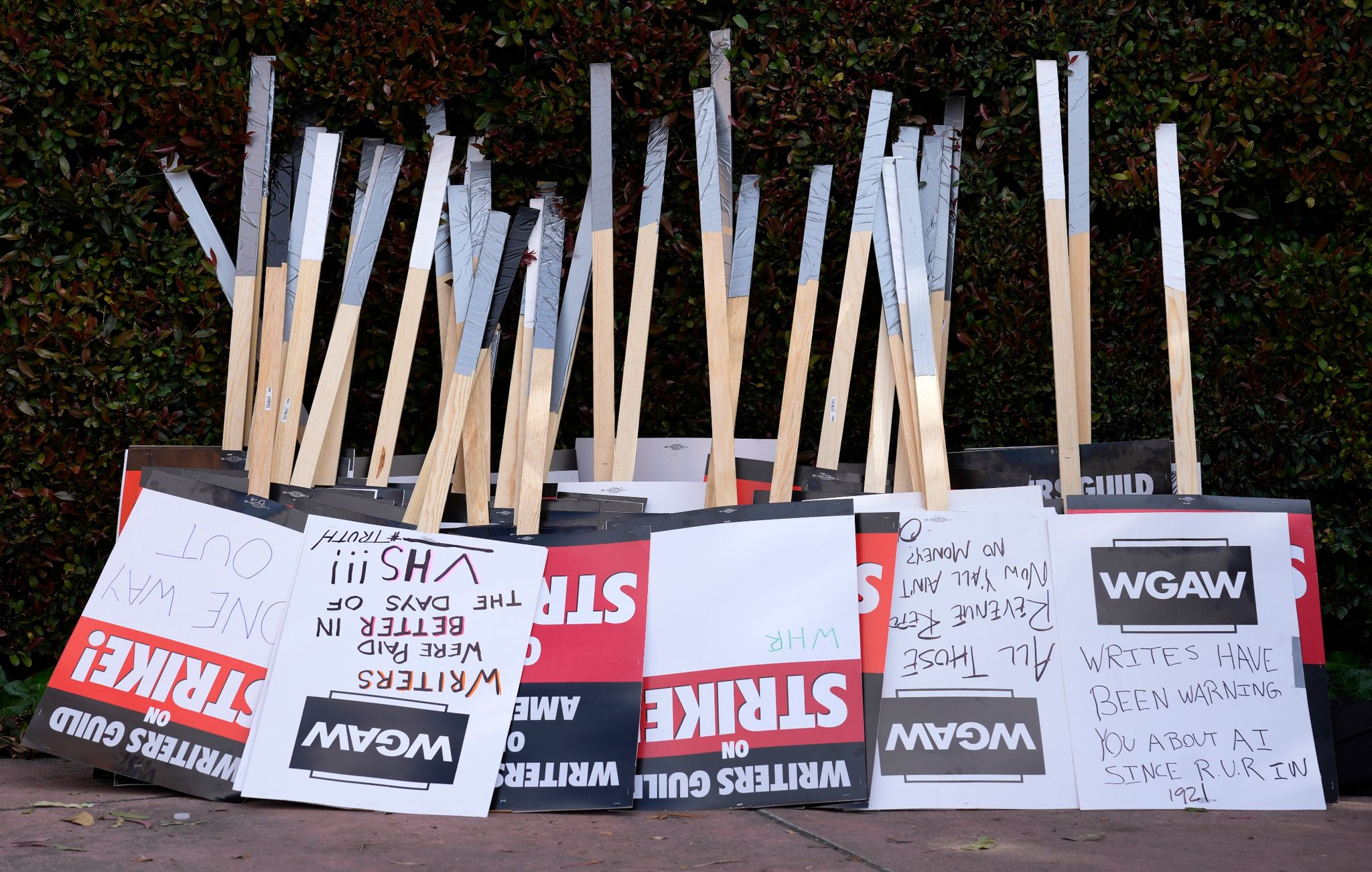 Der Laufende Autoren-Streik In Hollywood Wird Beendet.
