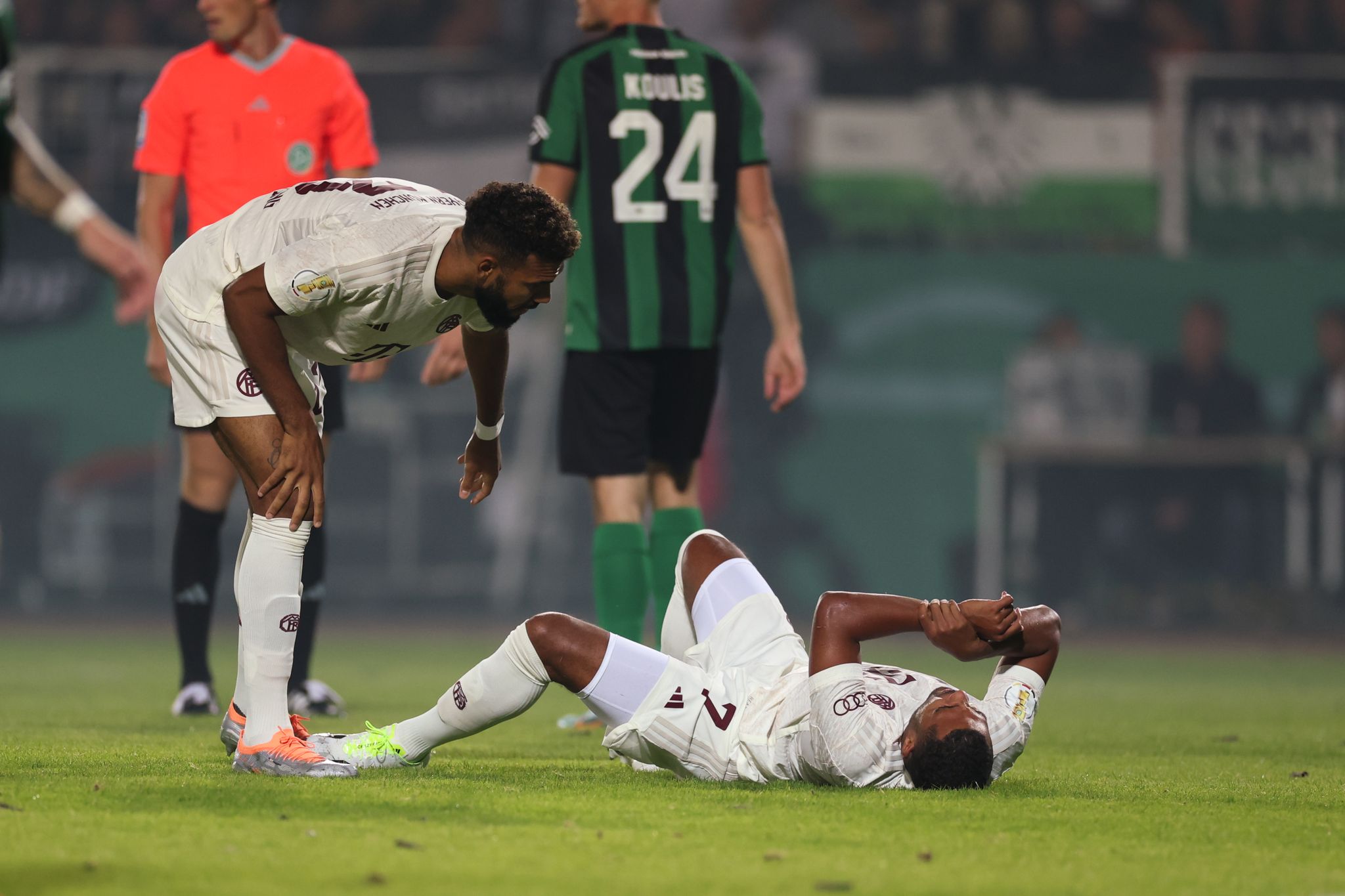 Brach Sich Den Unterarm: Serge Gnabry (unten).