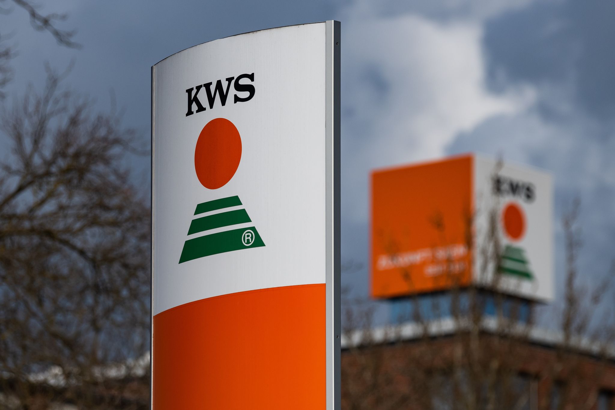 Das Logo Des Pflanzenzüchtungs- Und Biotechnologie-Unternehmen KWS Saat SE Ist Am Firmensitz Zu Sehen.