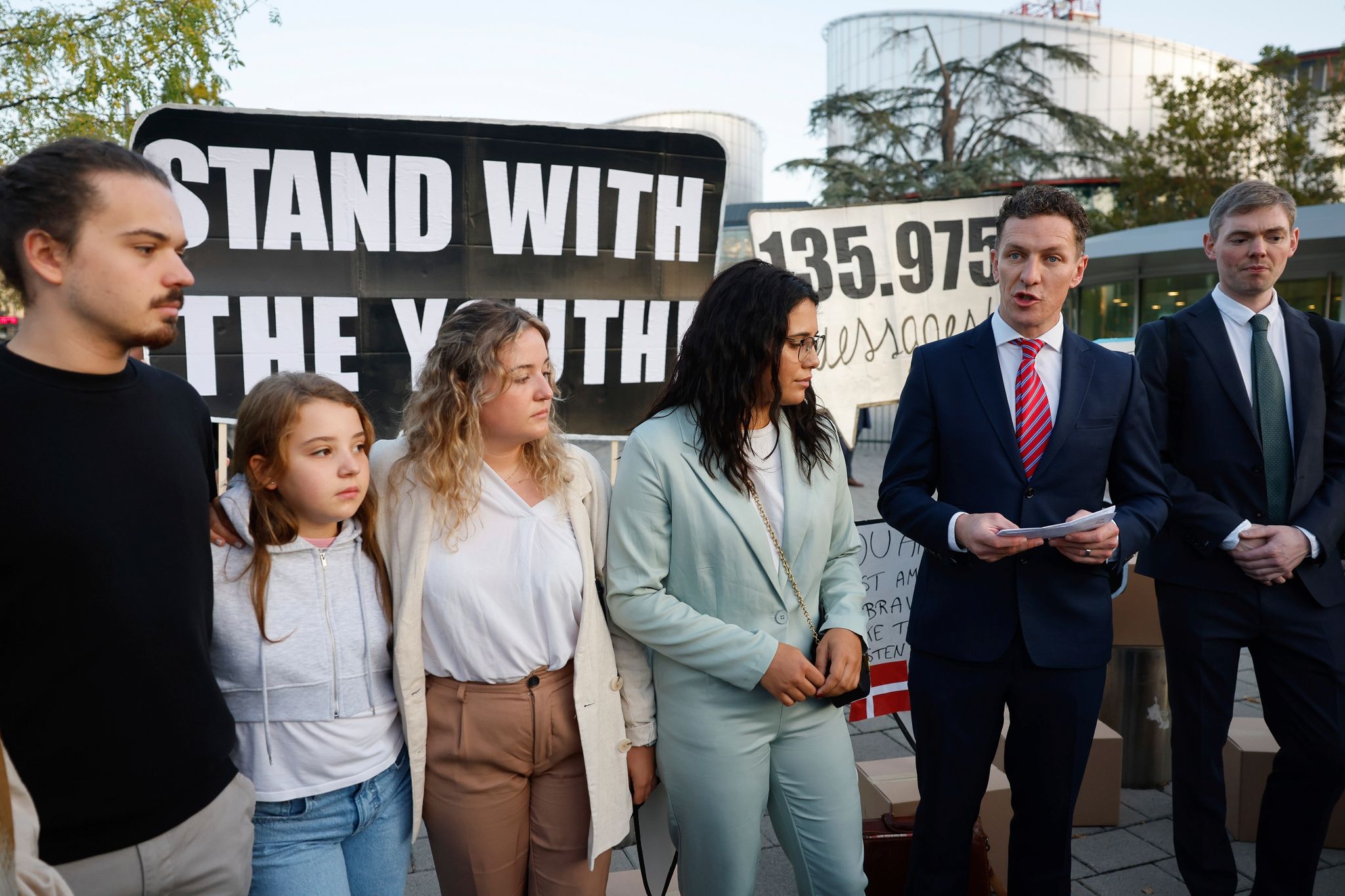 Die Geschwister Martim, Mariana Und Claudia Agostinho, Catarine Mota Und Der Anwalt Gearoid O Cuinn (von Links) Beschuldigen Mit Blick Auf Die Klimakrise 32 Europäische Regierungen, Ihre Menschenrechte Zu Verletzen.