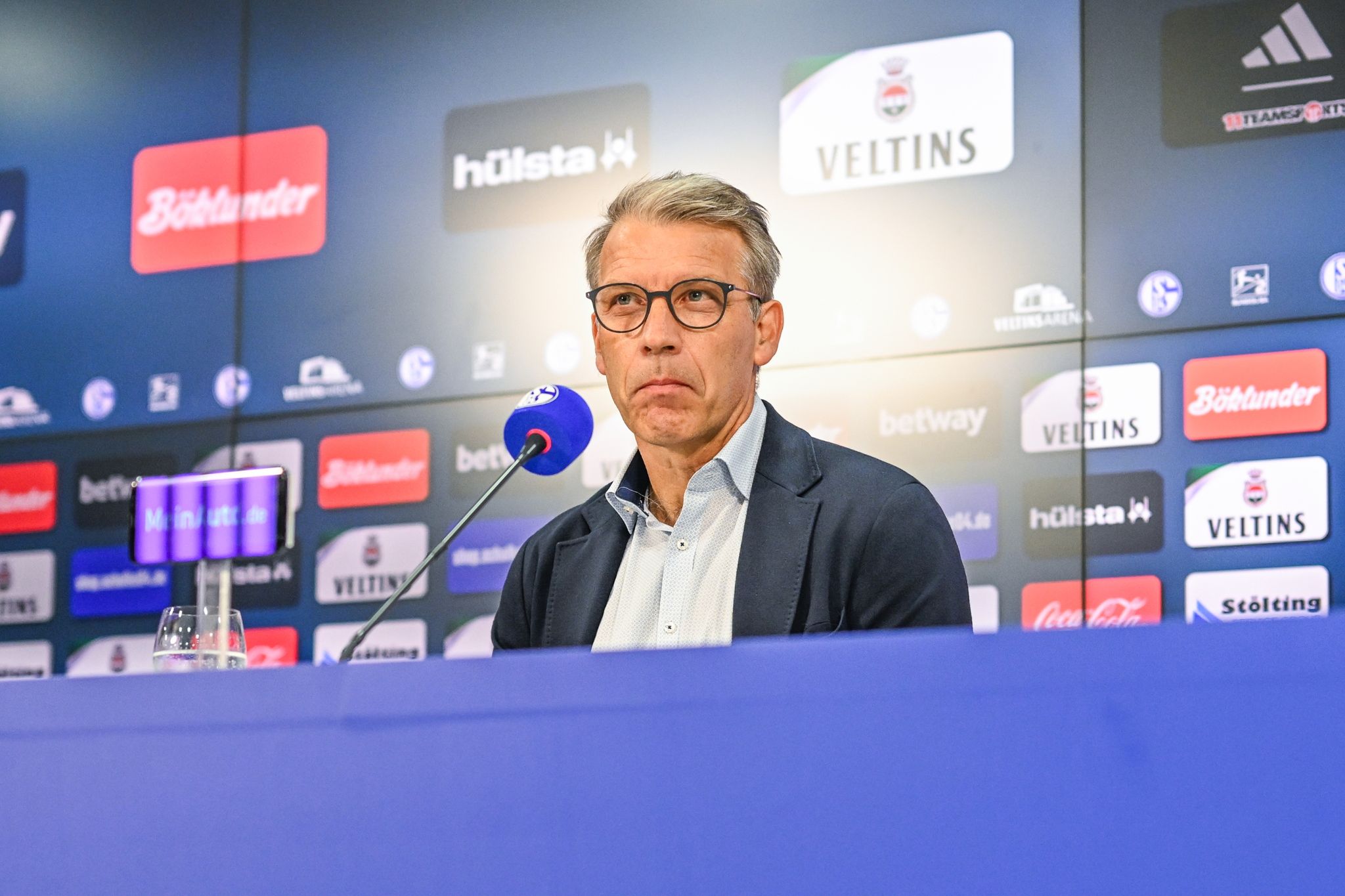 Schalkes Sportvorstand Peter Knäbel Muss Einen Neuen Trainer Suchen.