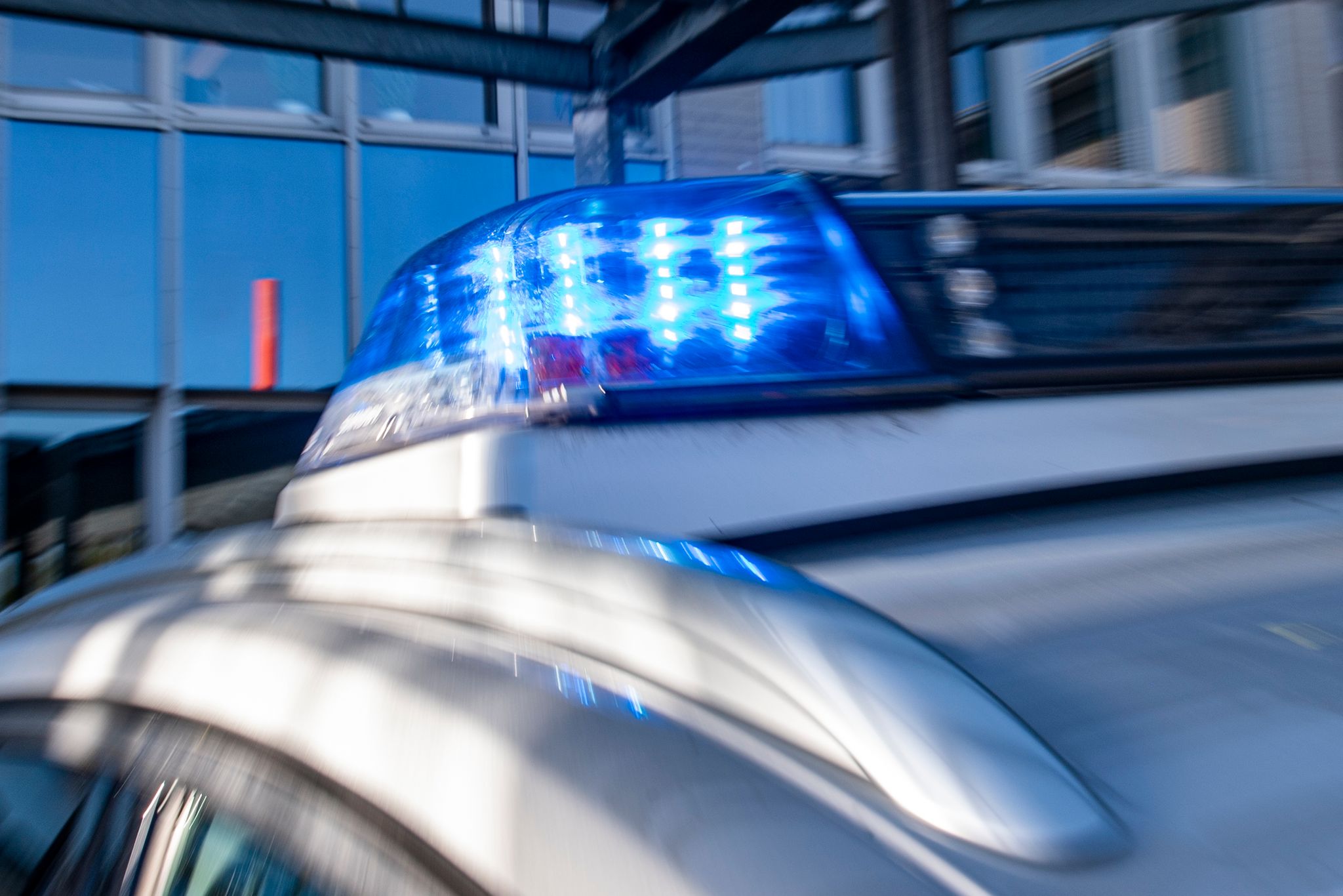 Ein Blaulicht Leuchtet Auf Dem Dach Eines Polizeiwagens.