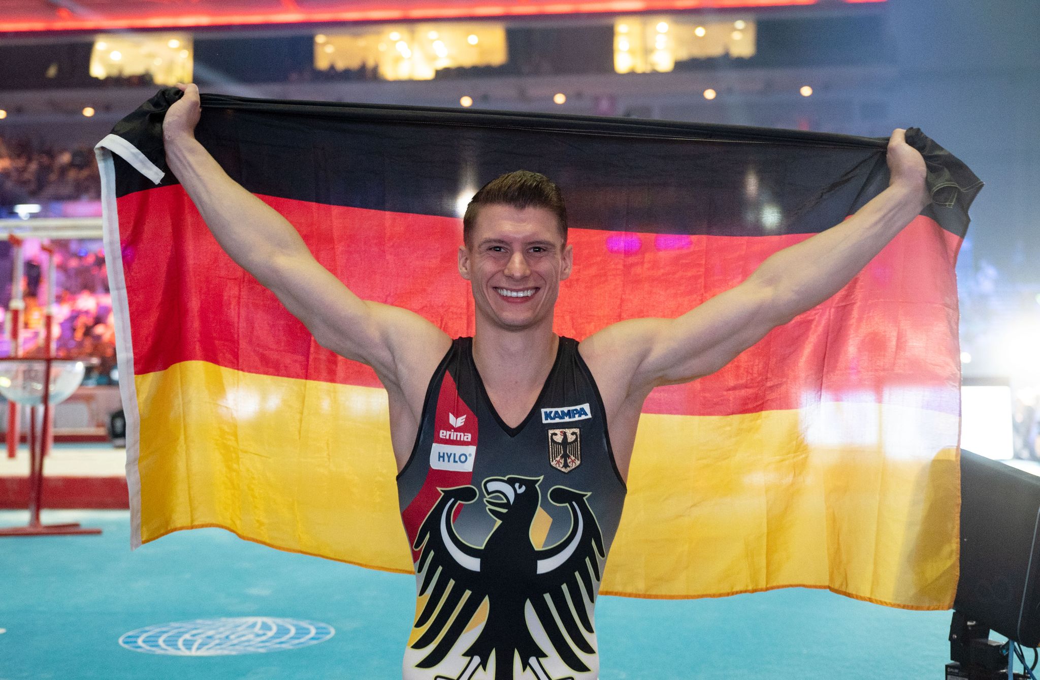 Lukas Dauser Jubelt Mit Der Deutschen Fahne.