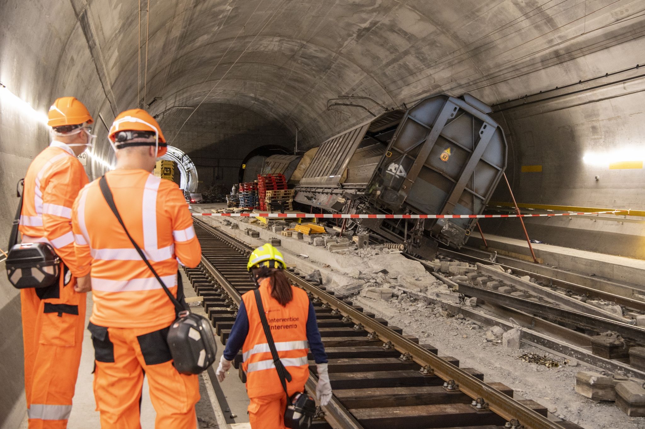Verunglückte Güterwagen Stehen Anfang September Am Unfallort Im Gotthard-Basistunnel.
