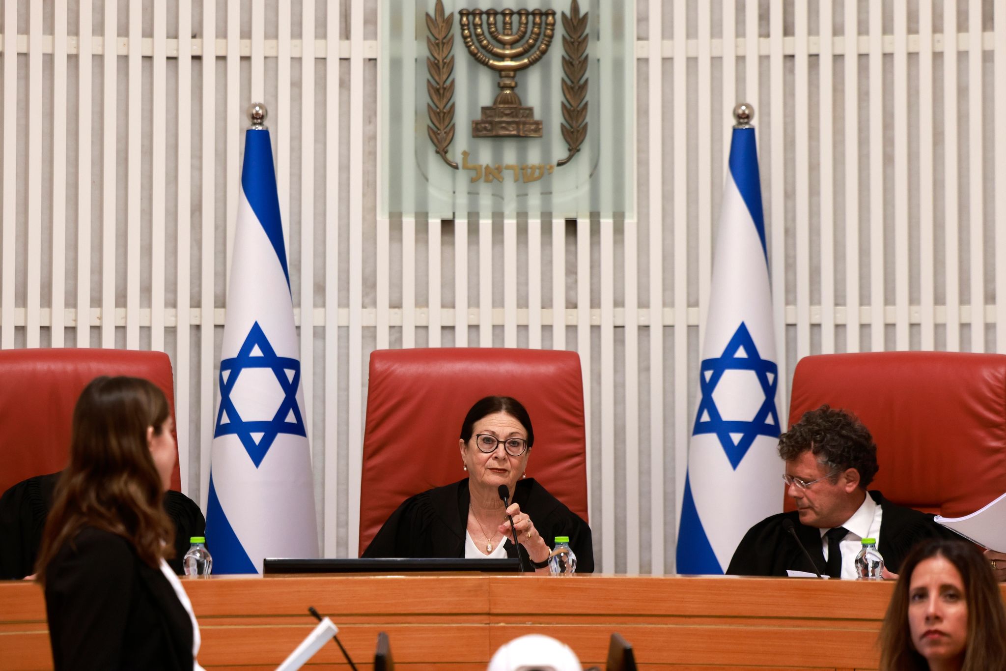 Zehn Weitere Richter Nehmen Neben Der Obersten Richterin Esther Chajut (M) An Den Beratungen Zu Einem Amtsenthebungsgesetz Teil.