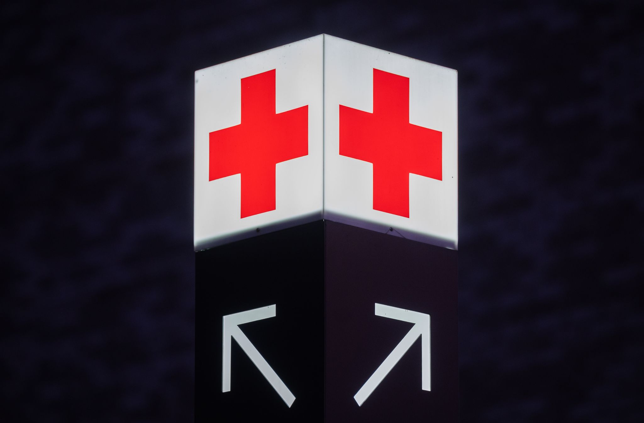 Ein Pfeil Weist Den Weg Zur Notaufnahme Eines Krankenhauses.