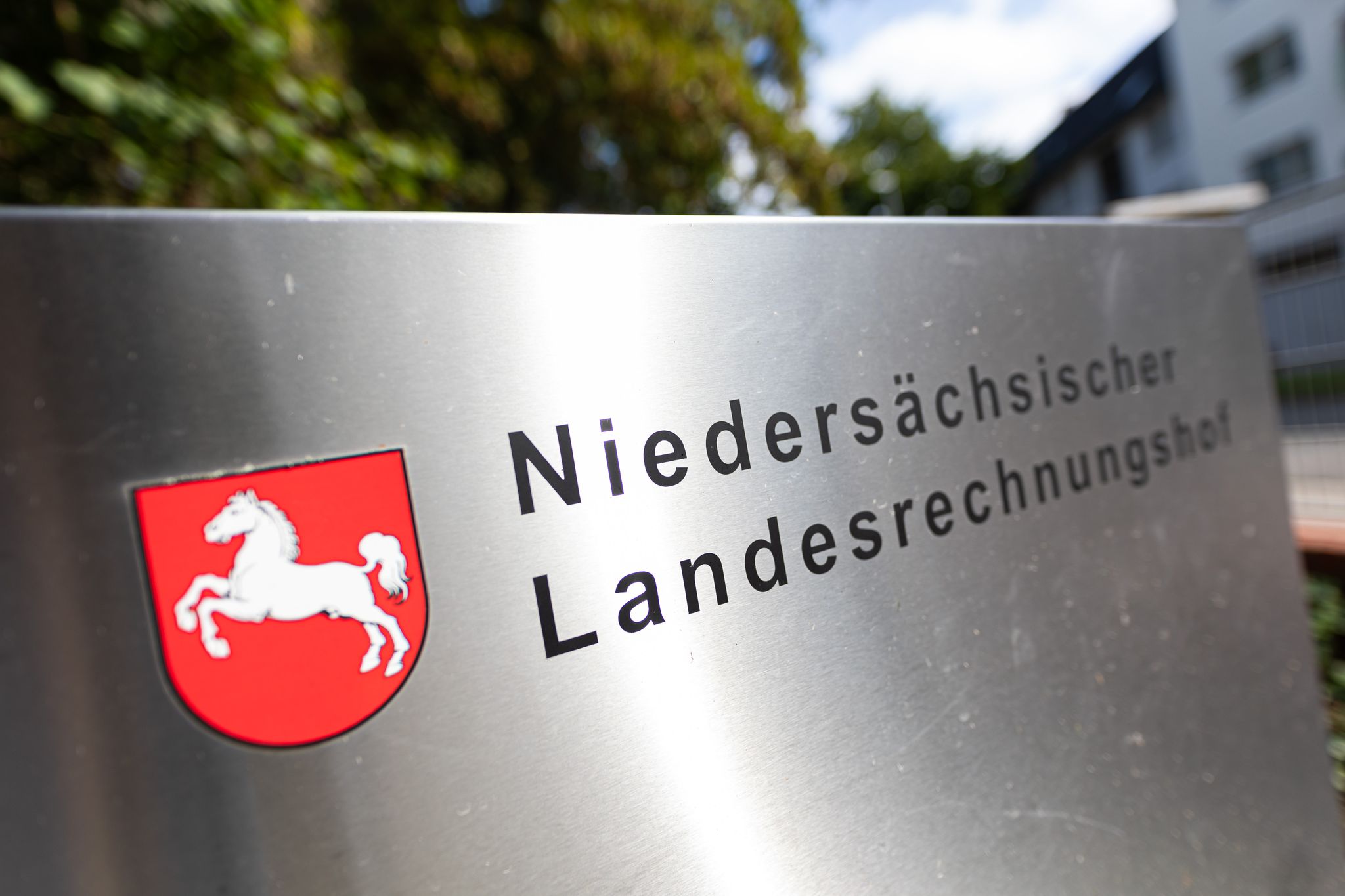 Der Schriftzug «Niedersächsischer Landesrechnungshof» Steht Auf Einer Metalltafel Im Eingangsbereich Zum Grundstück Vom Landesrechnungshof.