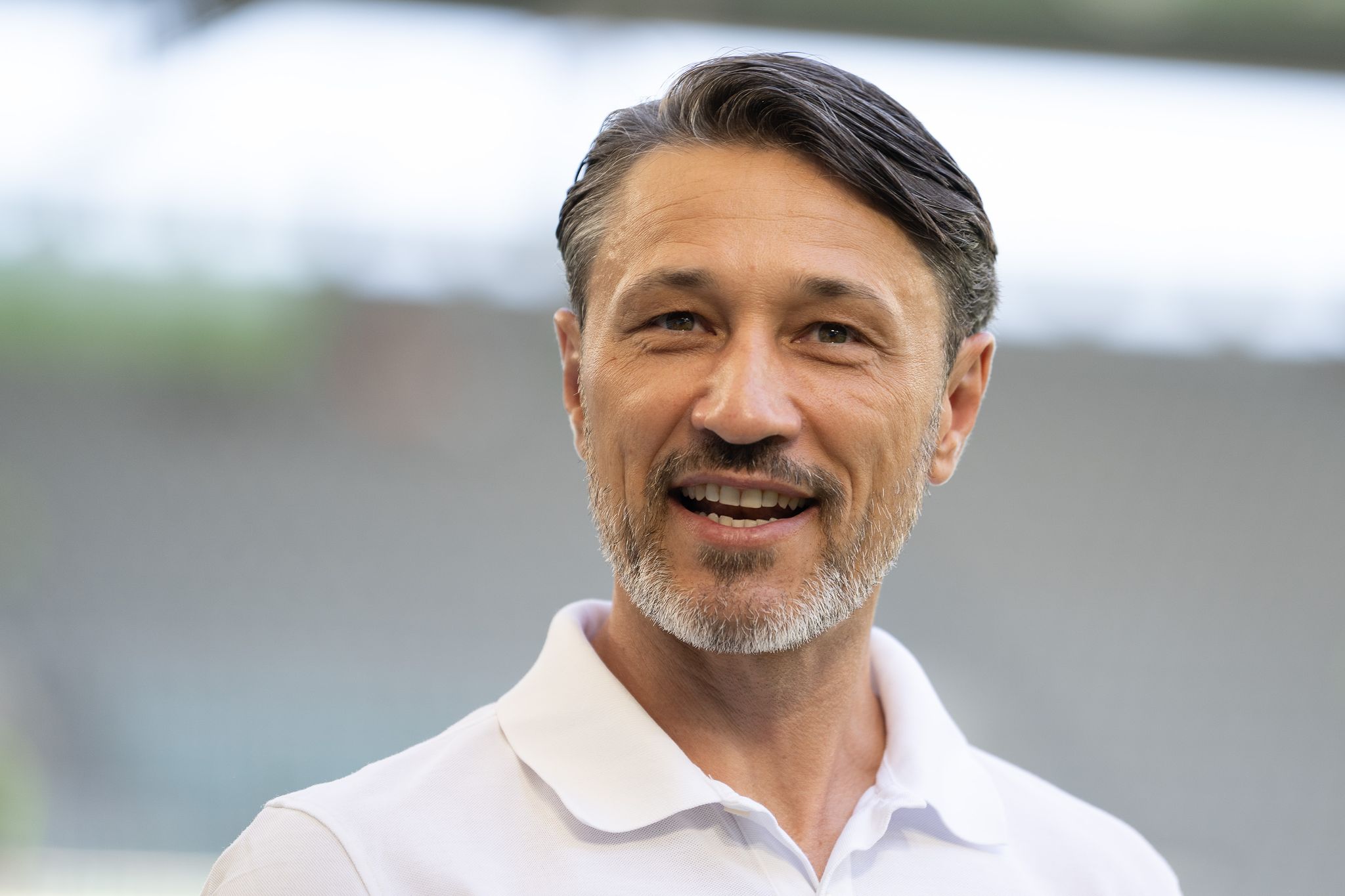 Trainer Niko Kovac Steht Vor Einem Spiel Im Stadion.