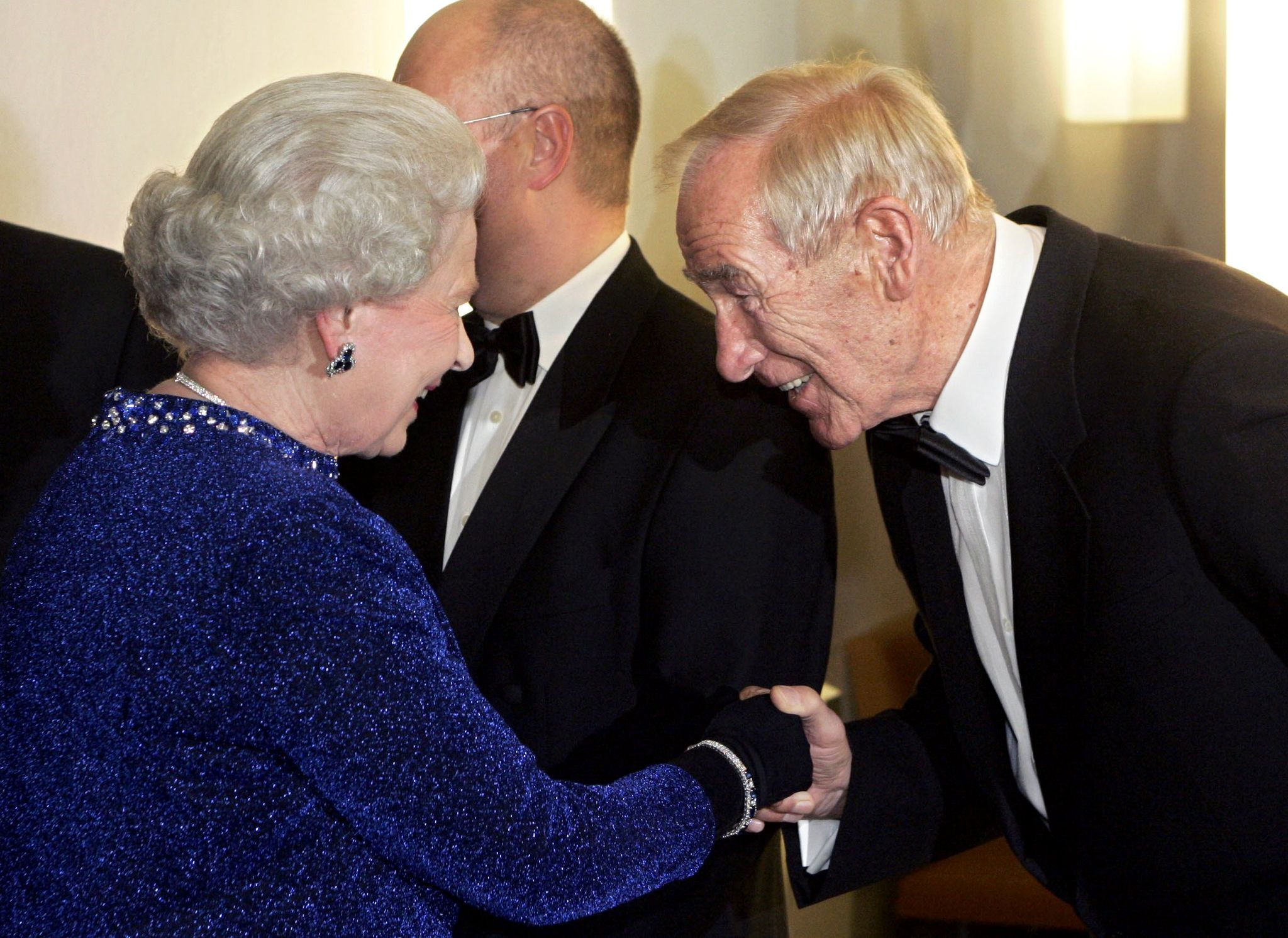 Die Britische Königin Elizabeth II. Wird Am 03.11.2004 Zu Einem Galakonzert Zugunsten Der Dresdner Frauenkirche In Der Berliner Philharmonie Von Torwartlegende Bernd «Bert» Trautmann Begrüßt.