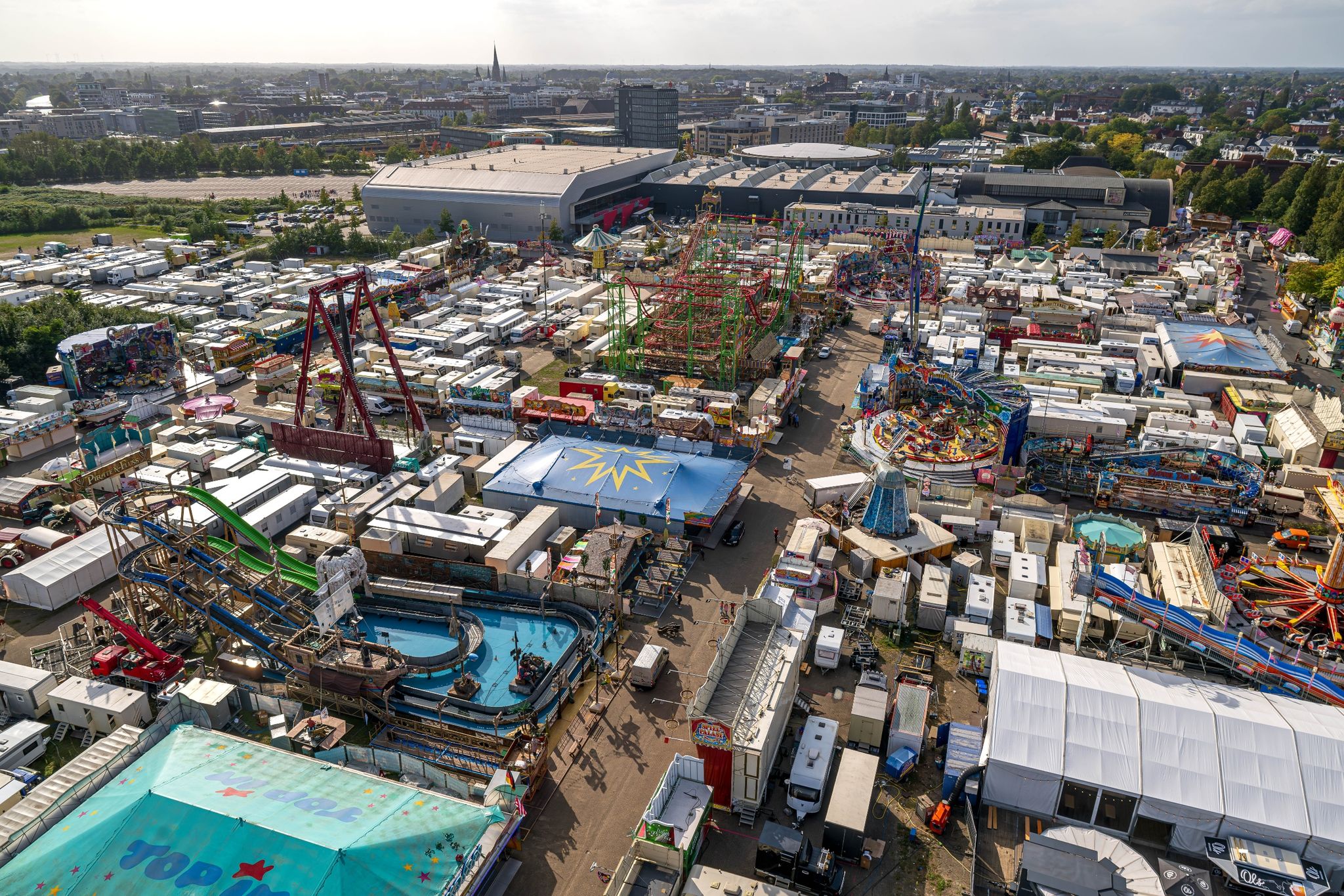 Auf Dem Festplatz Vor Der Weser-Ems-Halle Wird Der Oldenburger Kramermarkt Aufgebaut.