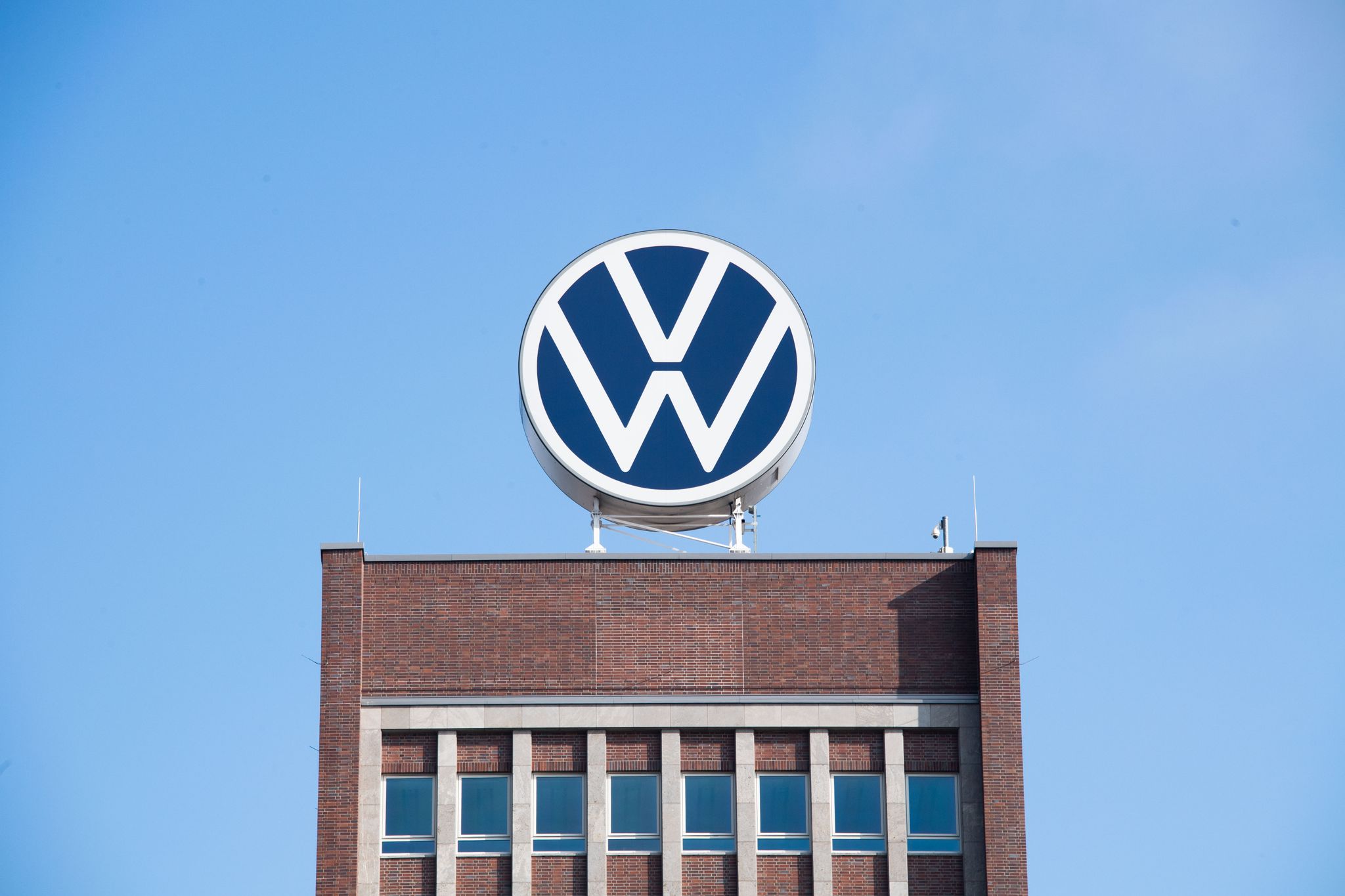 Das Markenhochhaus Von Volkswagen Auf Dem Gelände Des Autokonzerns In Wolfsburg.
