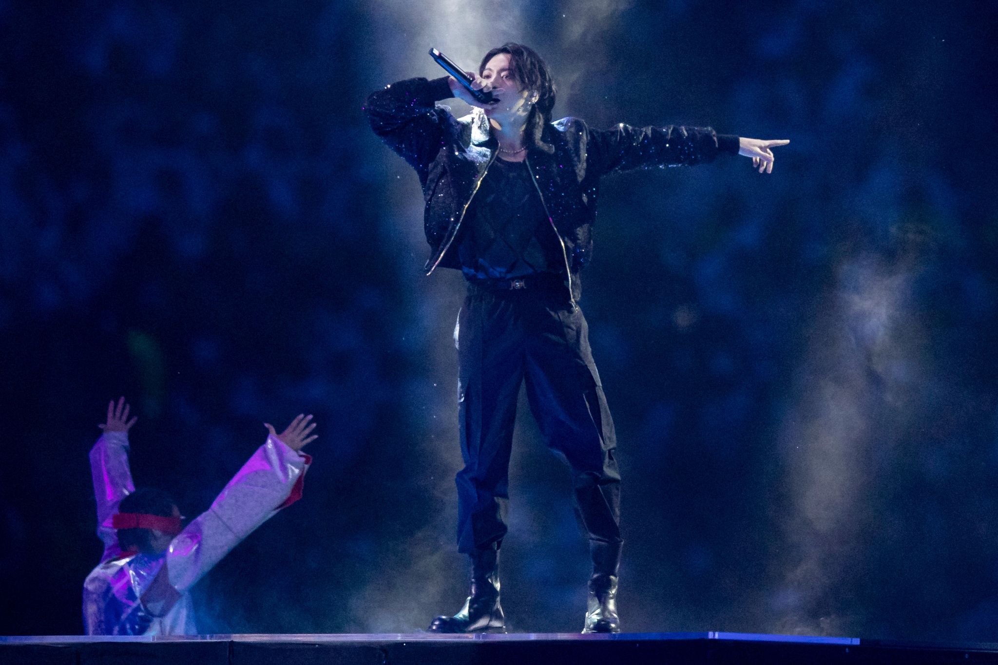 Der Südkoreanische Superstar Jungkook  Während Der Eröffnungsfeier Zur Fußball-WM Im Al-Bait Stadion In Katar Im Vergangenen November.