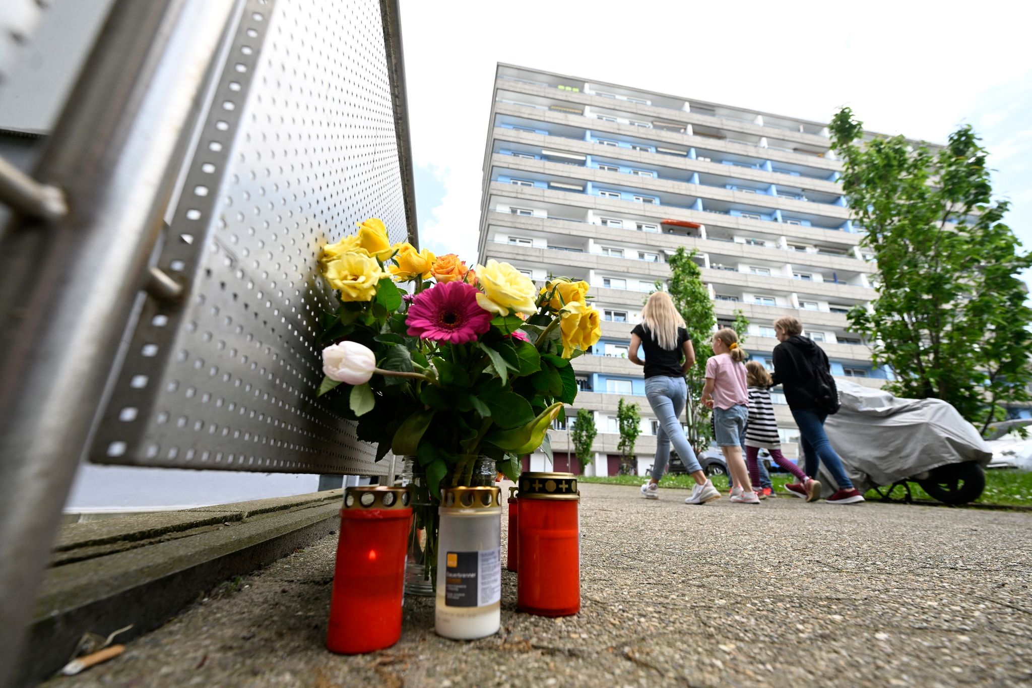 Bürger Haben Zum Gedenken An Die Opfer Der Explosion In Einem Hochhaus Im Mai Kerzen Und Blumen Niedergelegt.