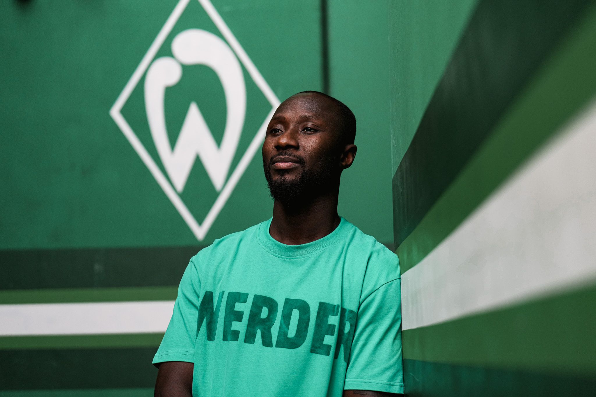 Naby Keita Steht Vor Der Werder-Raute.