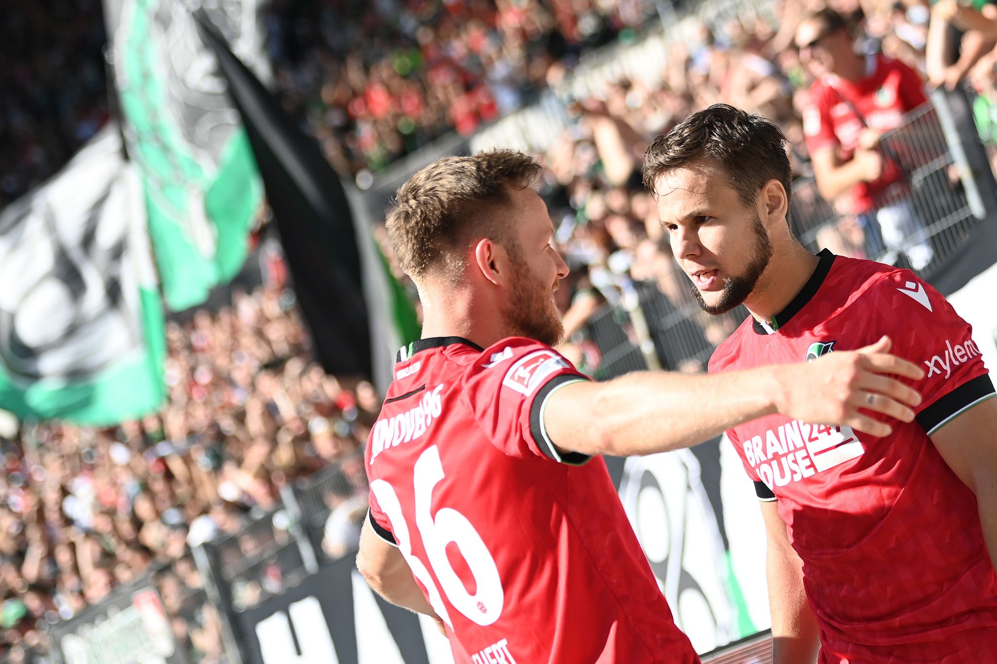 Hannovers Louis Schaub (r) Und Hannovers Cedric Teuchert Jubeln.