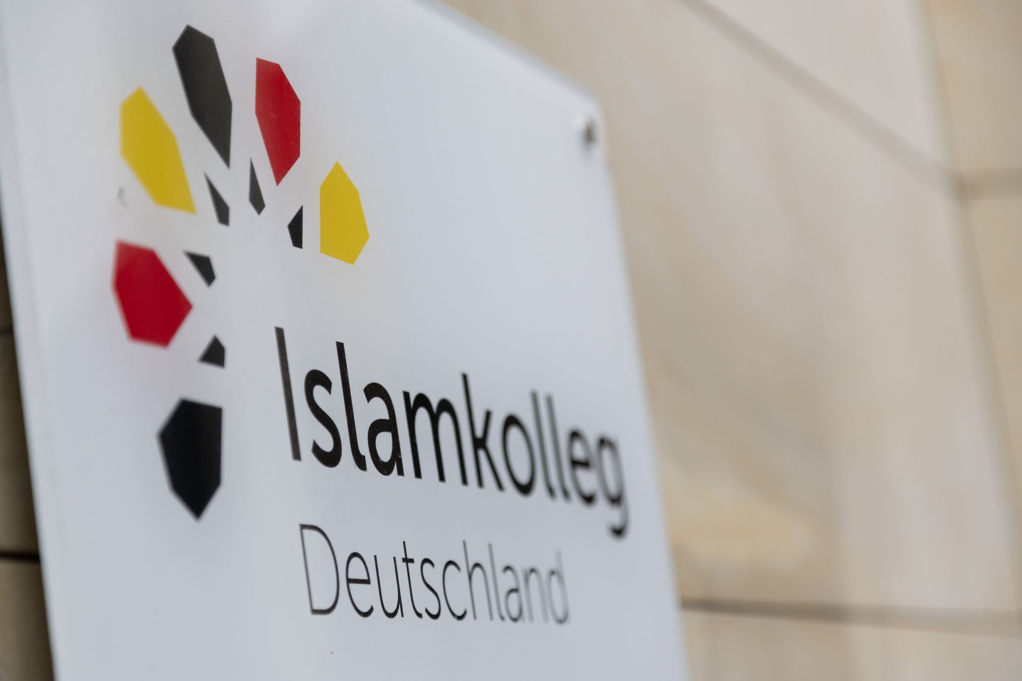 «Islamkolleg Deutschland» Steht Auf Einem Schild An Einem Gebäude.
