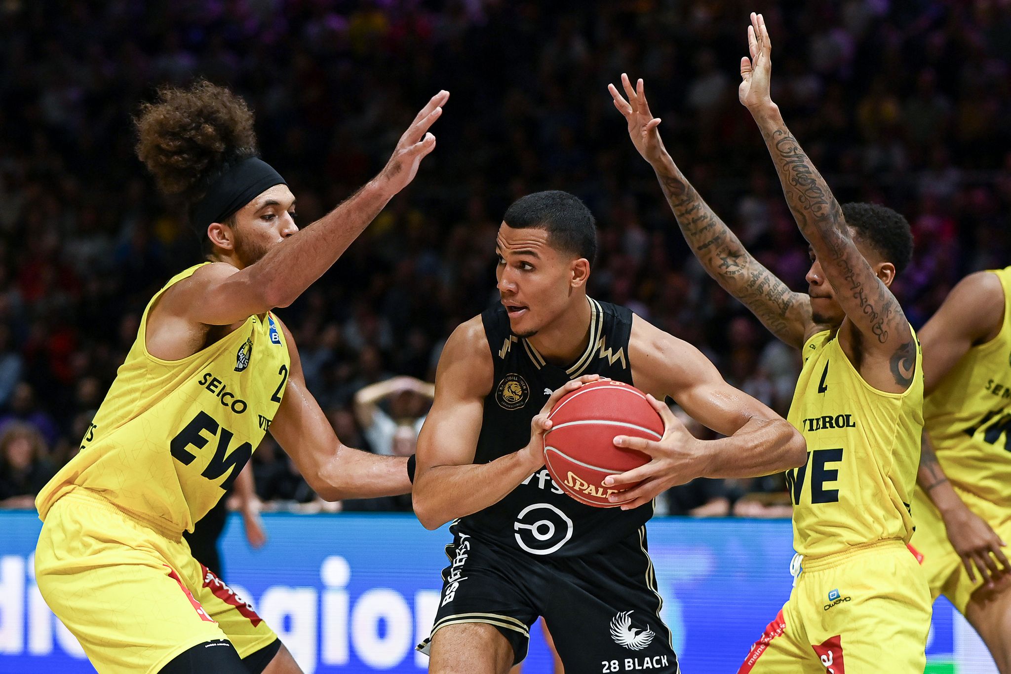 Braunschweigs Nicholas Tischler (M) Spielt Gegen Oldenburgs Brekkott Chapman (l) Und Oldenburgs DeWayne Russell.