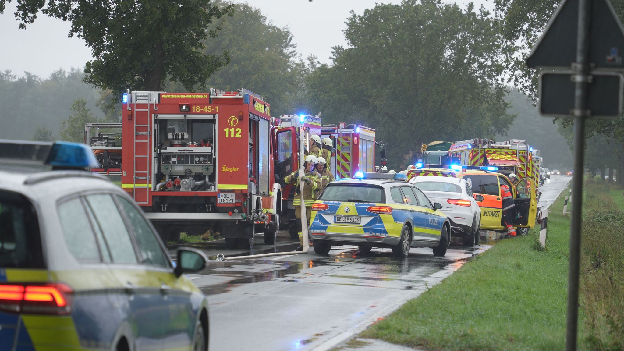 Helfer Stehen Nach Einem Unfall Auf Einer Landstraße.