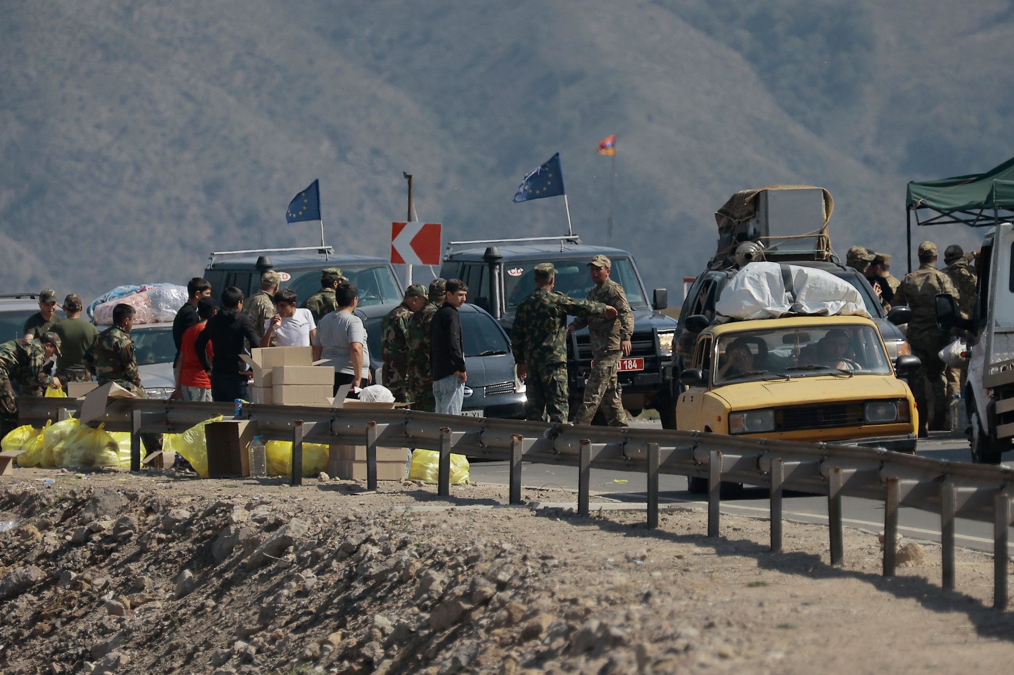 Ethnische Armenier Aus Berg-Karabach Und Beobachter Der Europäischen Union Fahren Mit Ihren Autos An Einem Kontrollpunkt Auf Der Straße Von Berg-Karabach Nach Goris Vorbei.