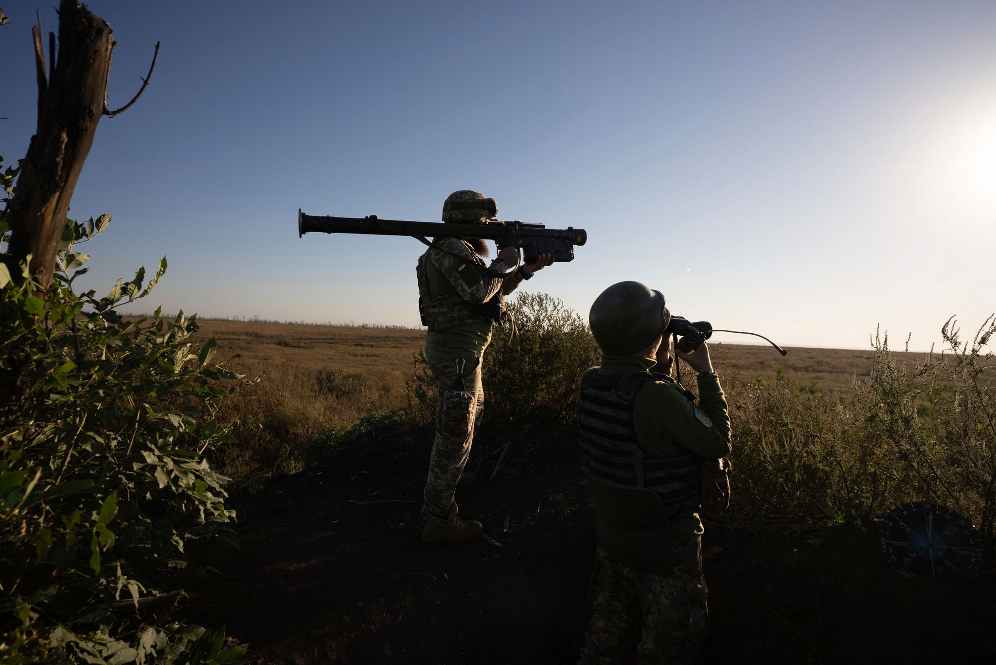 Ukrainische Soldaten Zielen Mit Einer Flugabwehrrakete Auf Die Frontlinie In Der Nähe Von Klischtschijiwka Bei Bachmut.