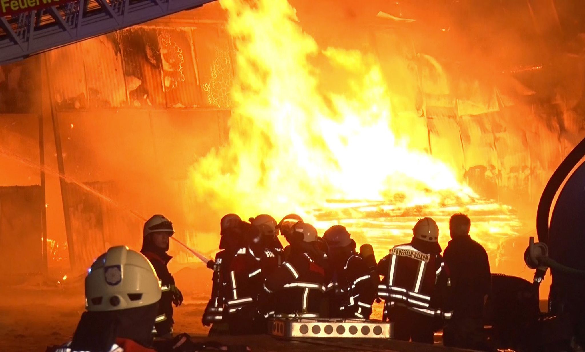 Feuerwehrleute Sind Beim Brand Der Scheune Im Einsatz.