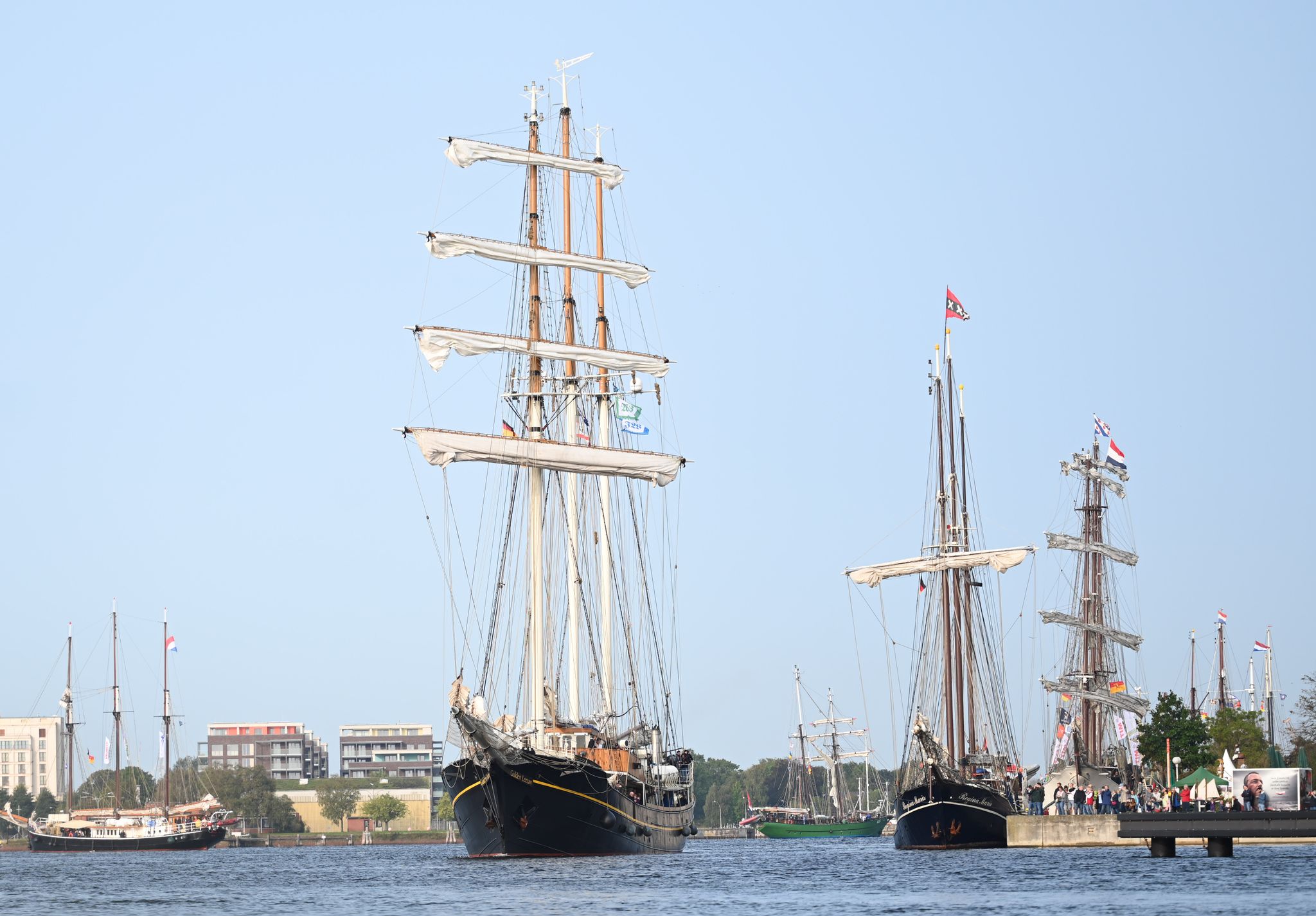 Segelschiffe Laufen Aus Zu Einer Regatta Im Rahmen Des 21. Wilhelmshaven Sailing-CUP.
