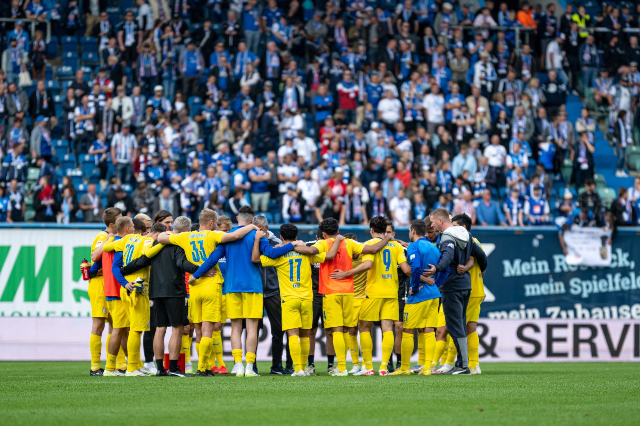 Das Braunschweiger Team Steht Nach Dem Spiel In Einem Kreis Zusammen.