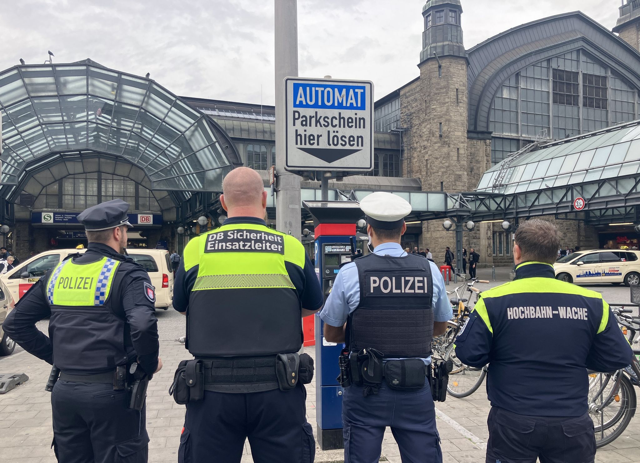 Sicherheitskräfte Sind Dafür Zuständig, Das Geltende Waffenverbot Rund Um Den Hamburger Hauptbahnhof Zu Kontrollieren.