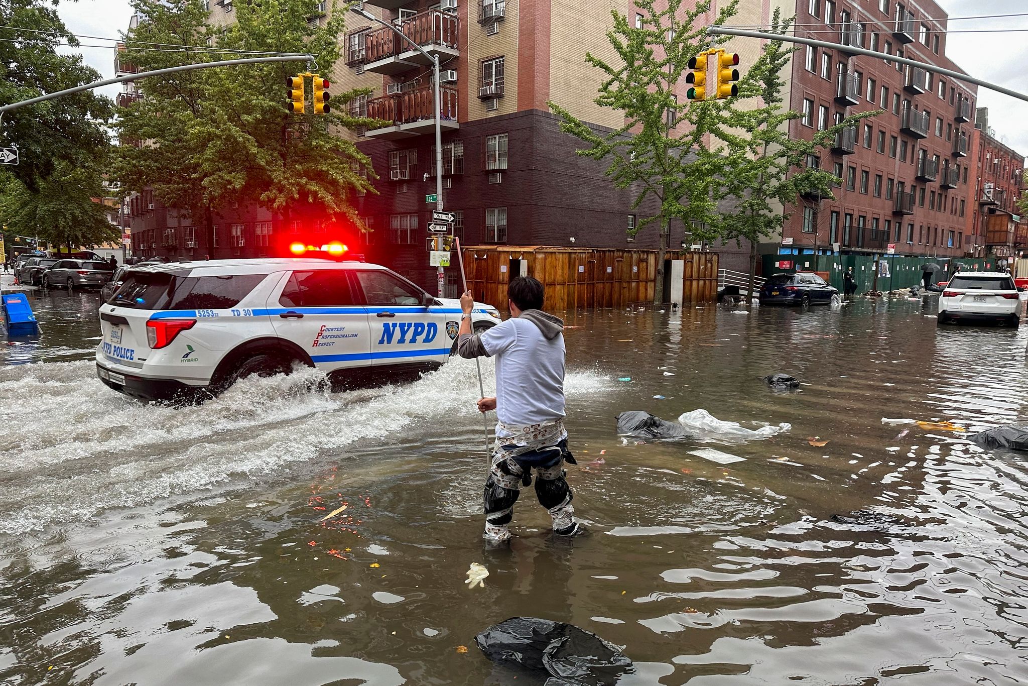 Ein Mann Versucht Im Stadtbezirk Brooklyn,  Einen Abfluss Im Hochwasser Zu Reinigen. Inzwischen Ist Das Wasser Wieder Versickert.