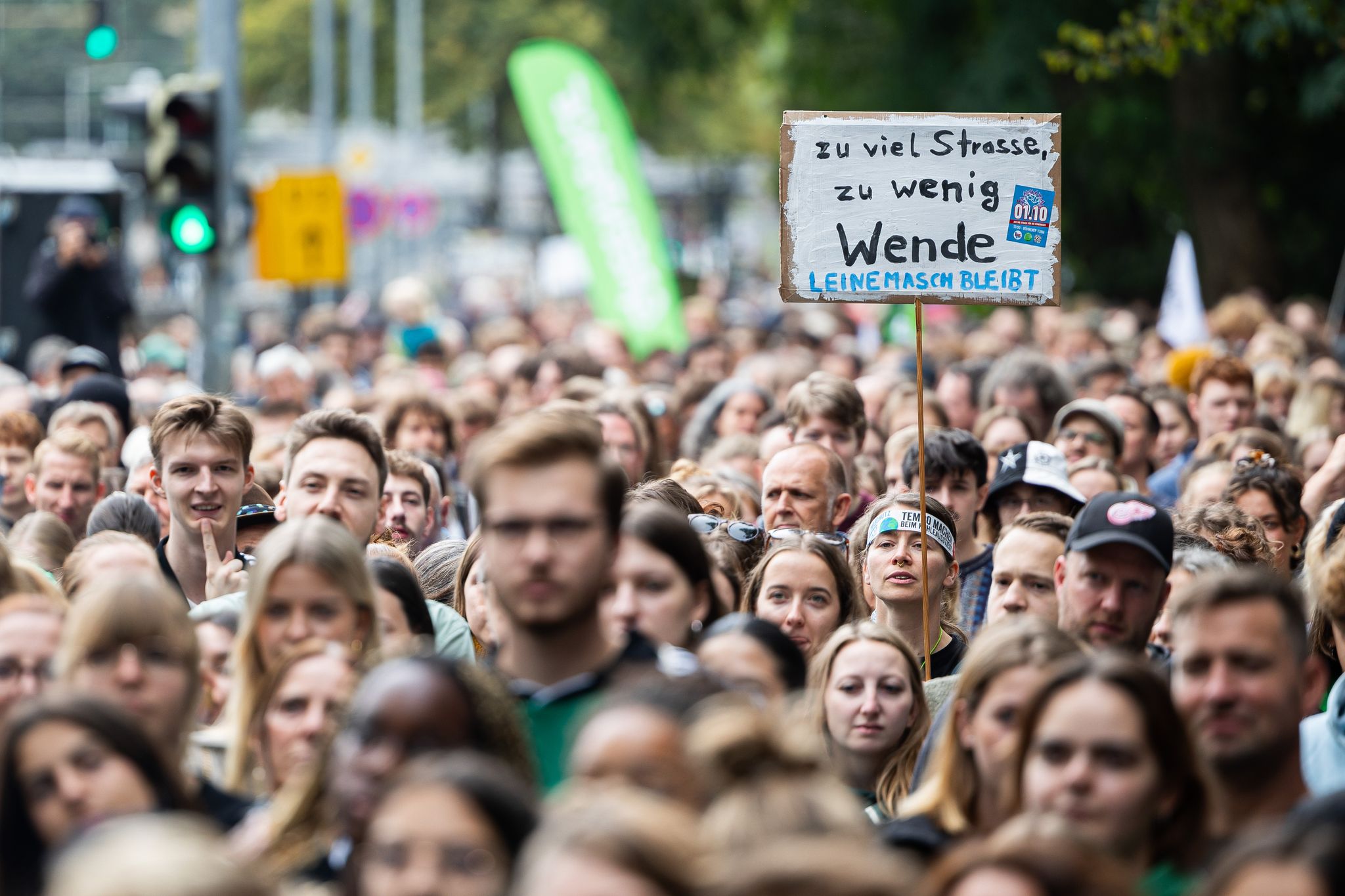 Tausende Menschen Protestieren Gegen Schnellstraßen-Ausbau