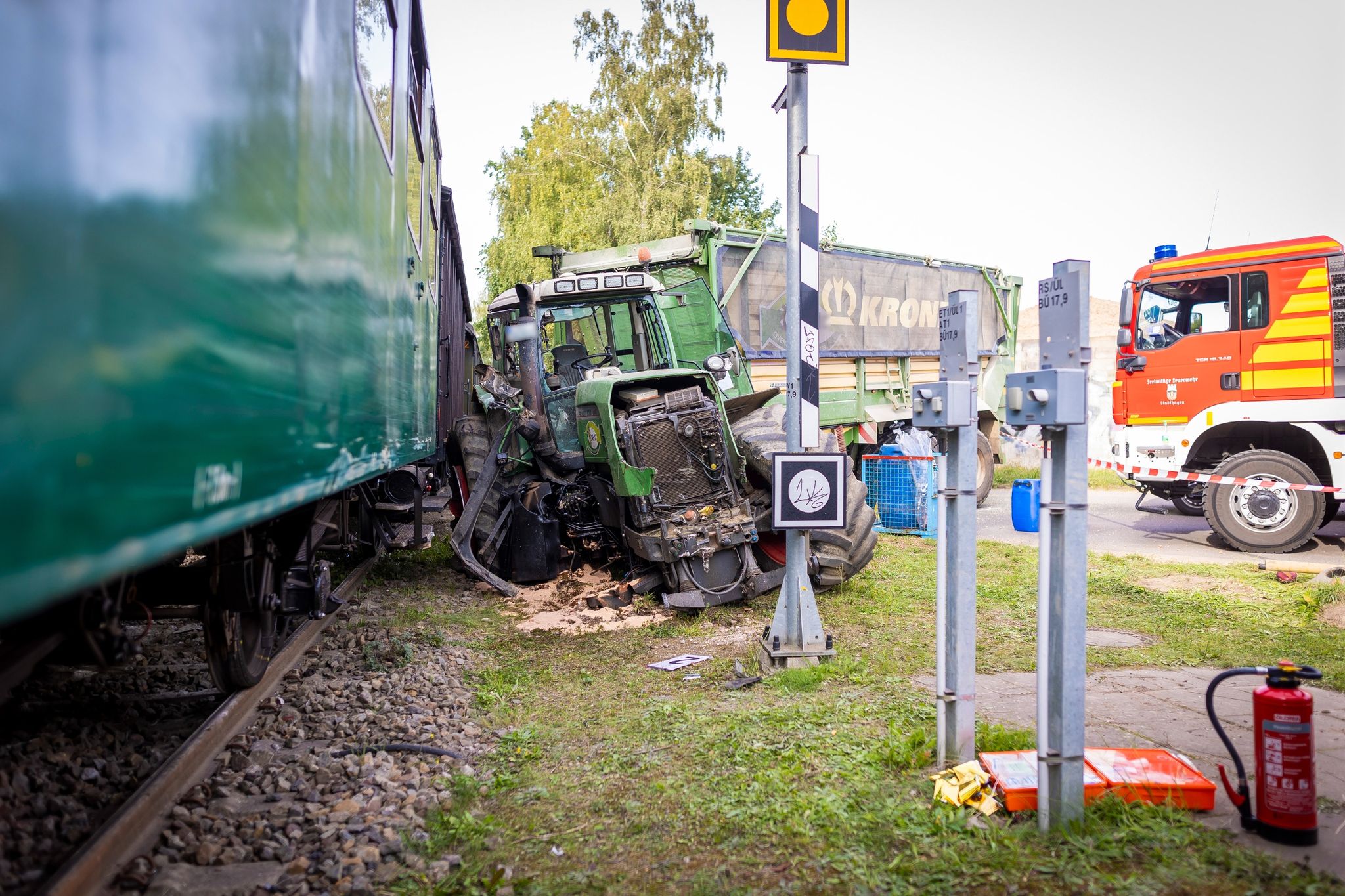 Der Traktor Steht Nach Einem Unfall Im Landkreis Schaumburg Neben Der  Museumseisenbahn.