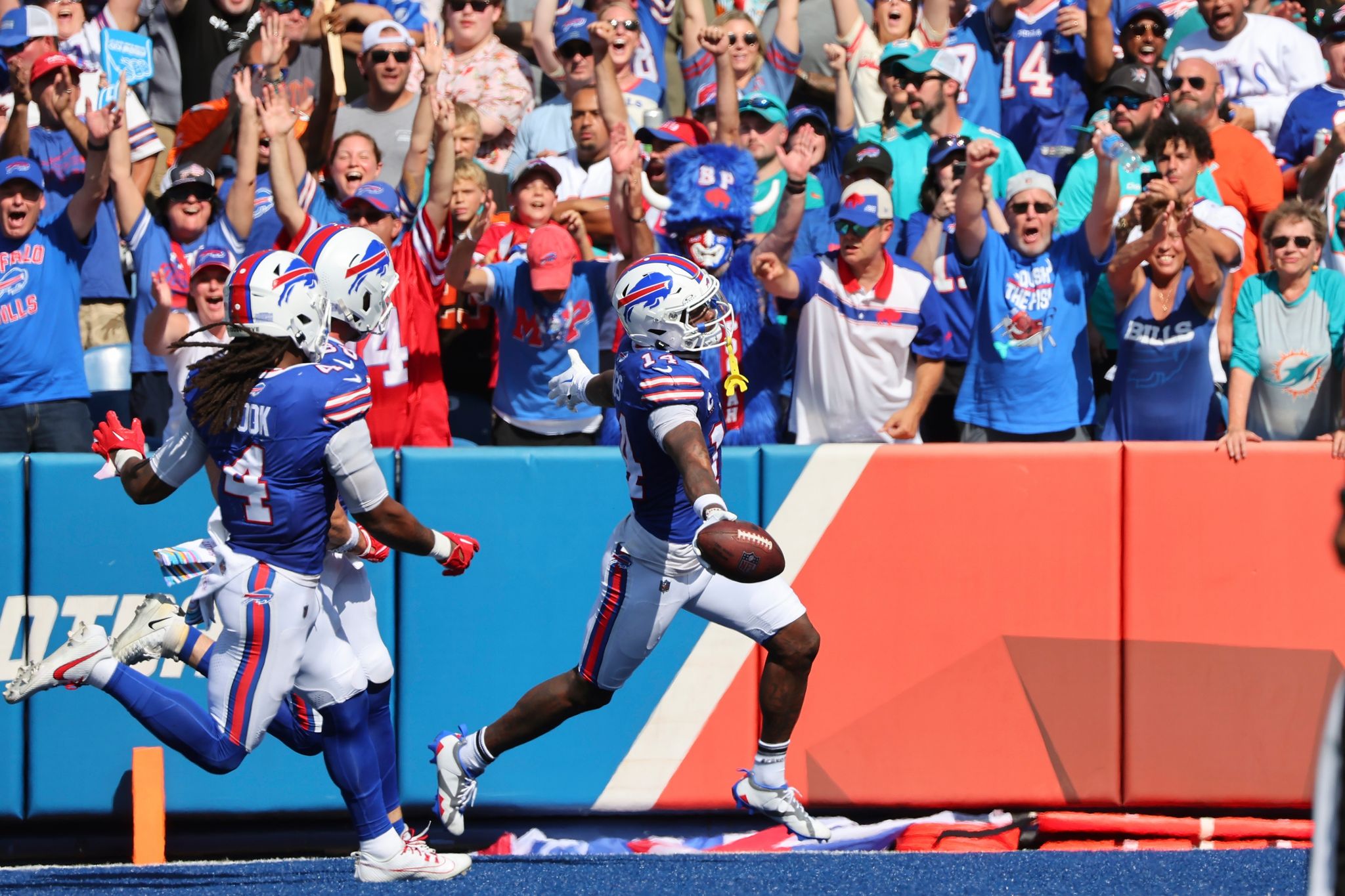 Buffalo Bills Wide Receiver Stefon Diggs (r) Läuft In Die Endzone Für Einen Touchdown.