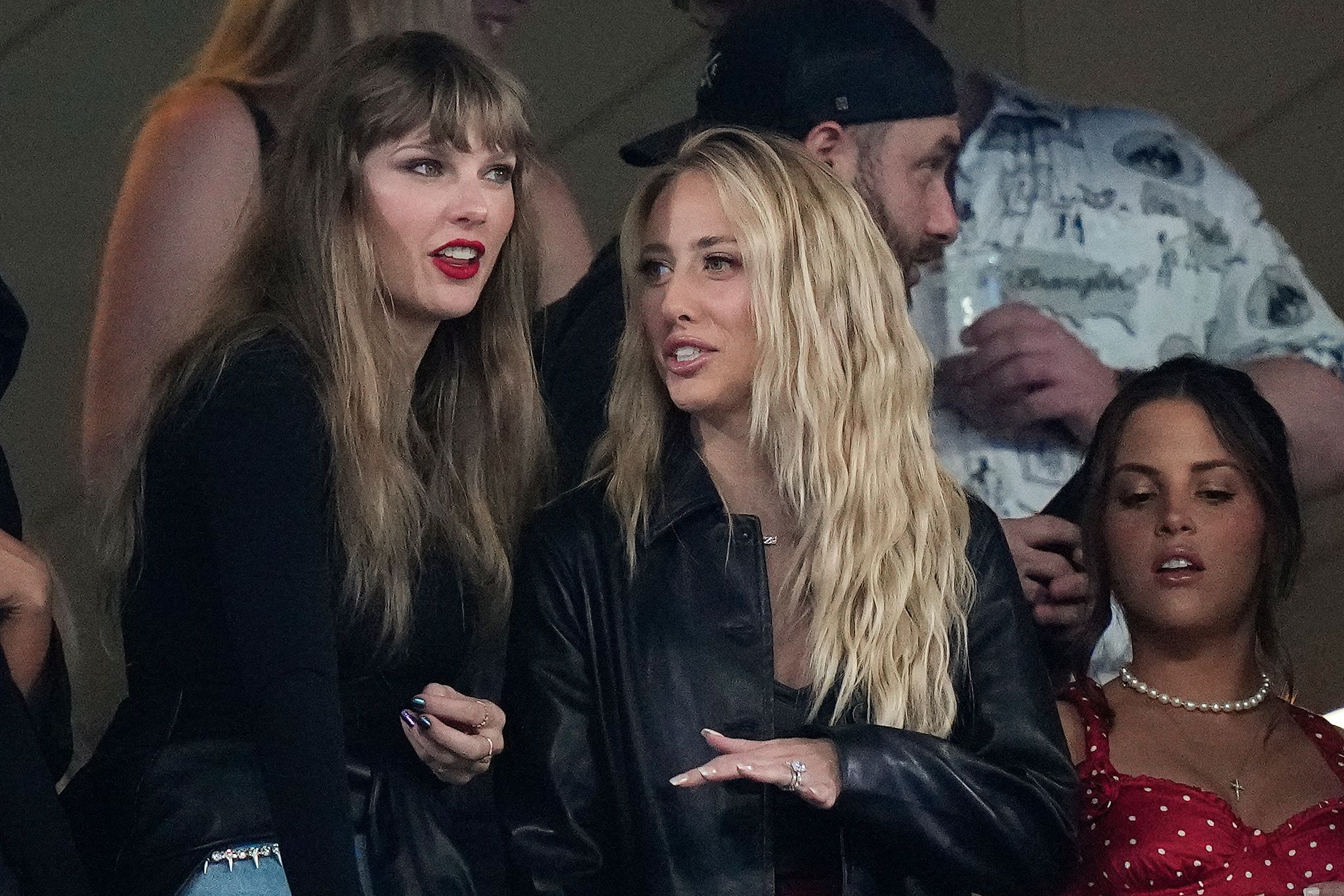 Taylor Swift (l) Schaut Sich Ein NFL-Spiel An.